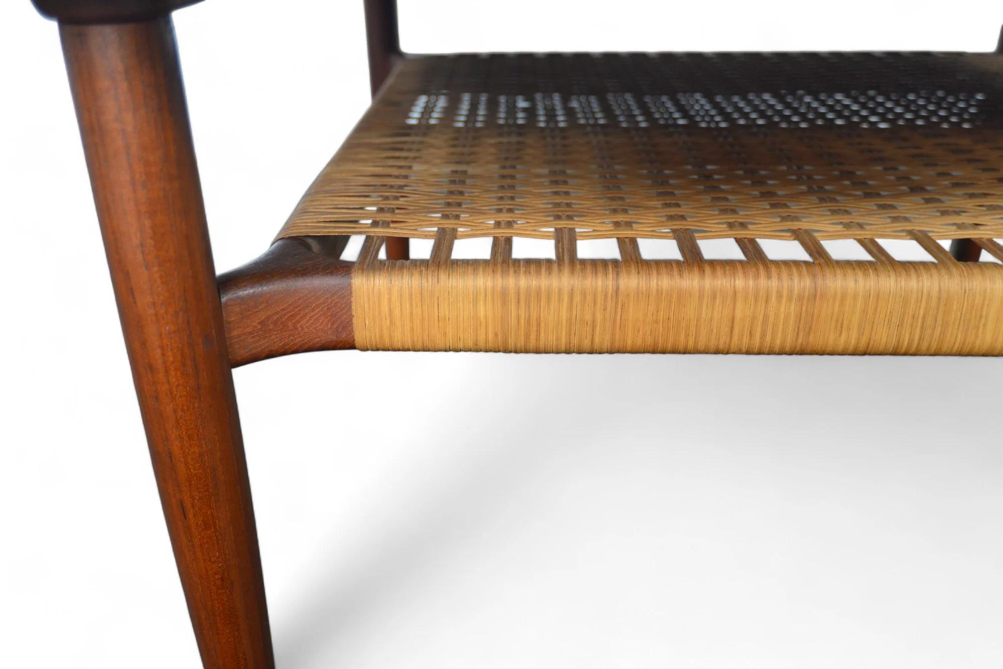 Mid-Century Modern Table basse carrée en teck et rotin par Gunnar Schwartz en vente