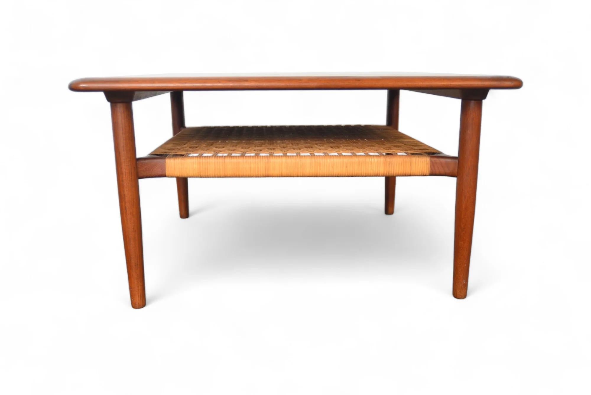 Danois Table basse carrée en teck et rotin par Gunnar Schwartz en vente