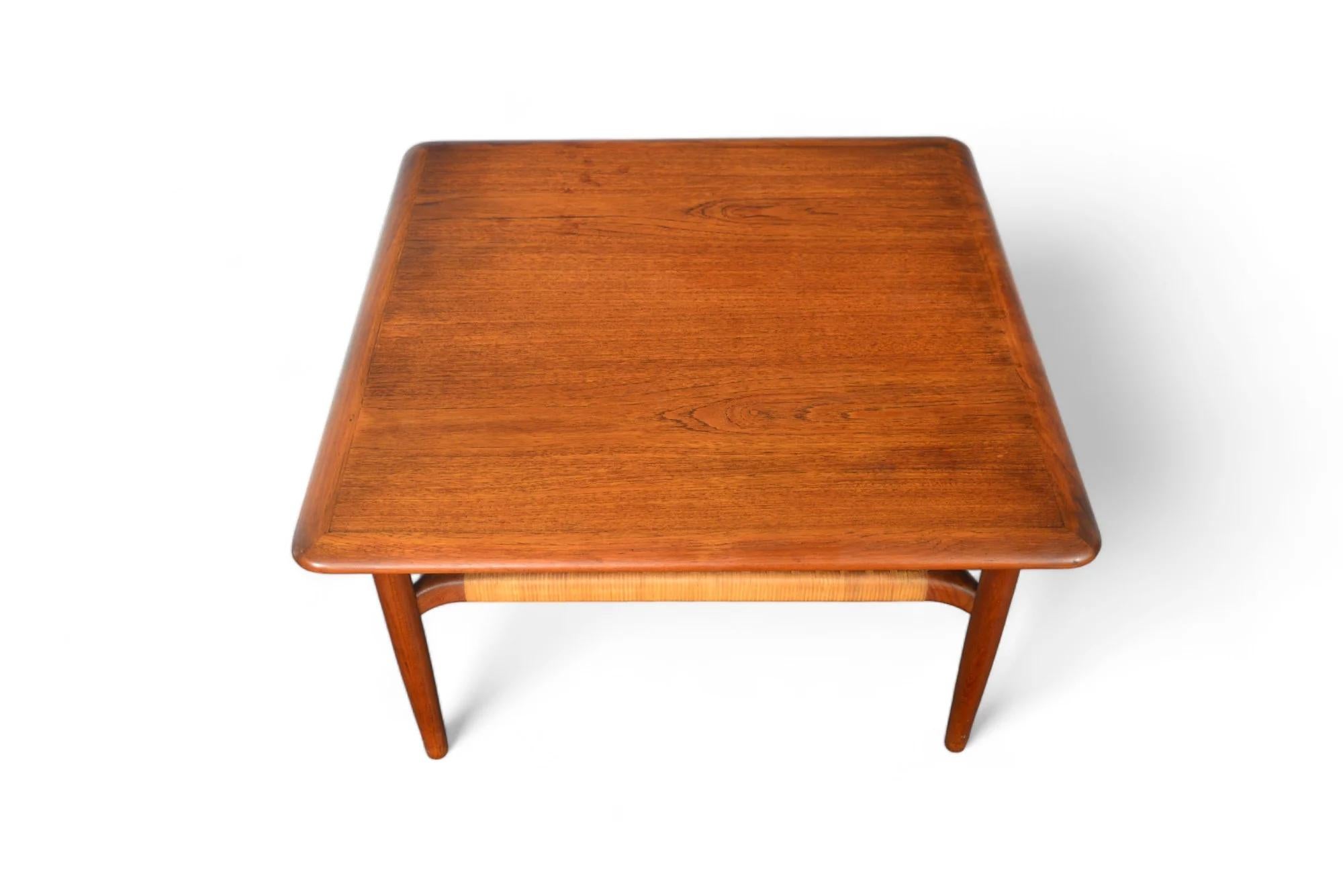 Table basse carrée en teck et rotin par Gunnar Schwartz Bon état - En vente à Berkeley, CA