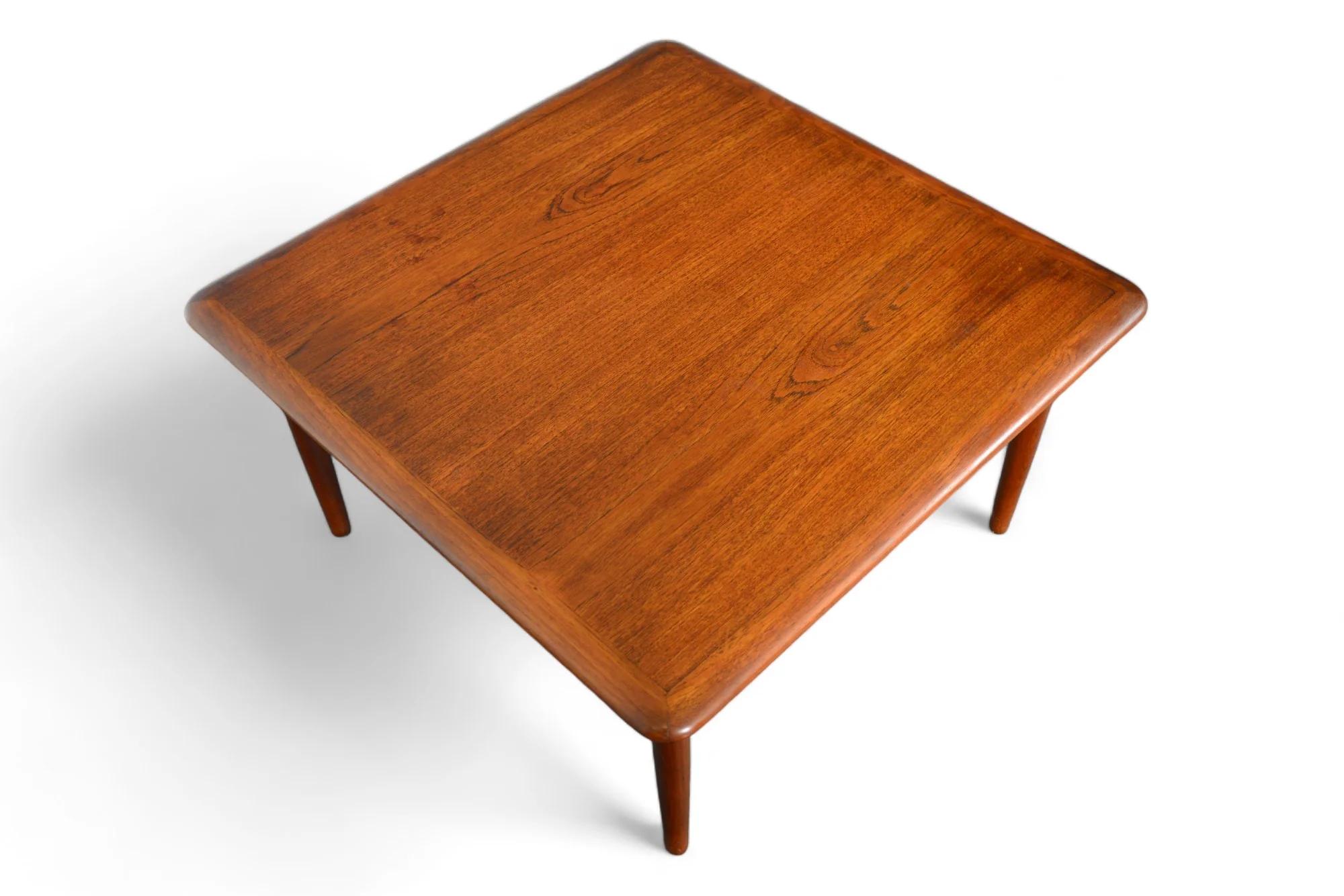 20ième siècle Table basse carrée en teck et rotin par Gunnar Schwartz en vente