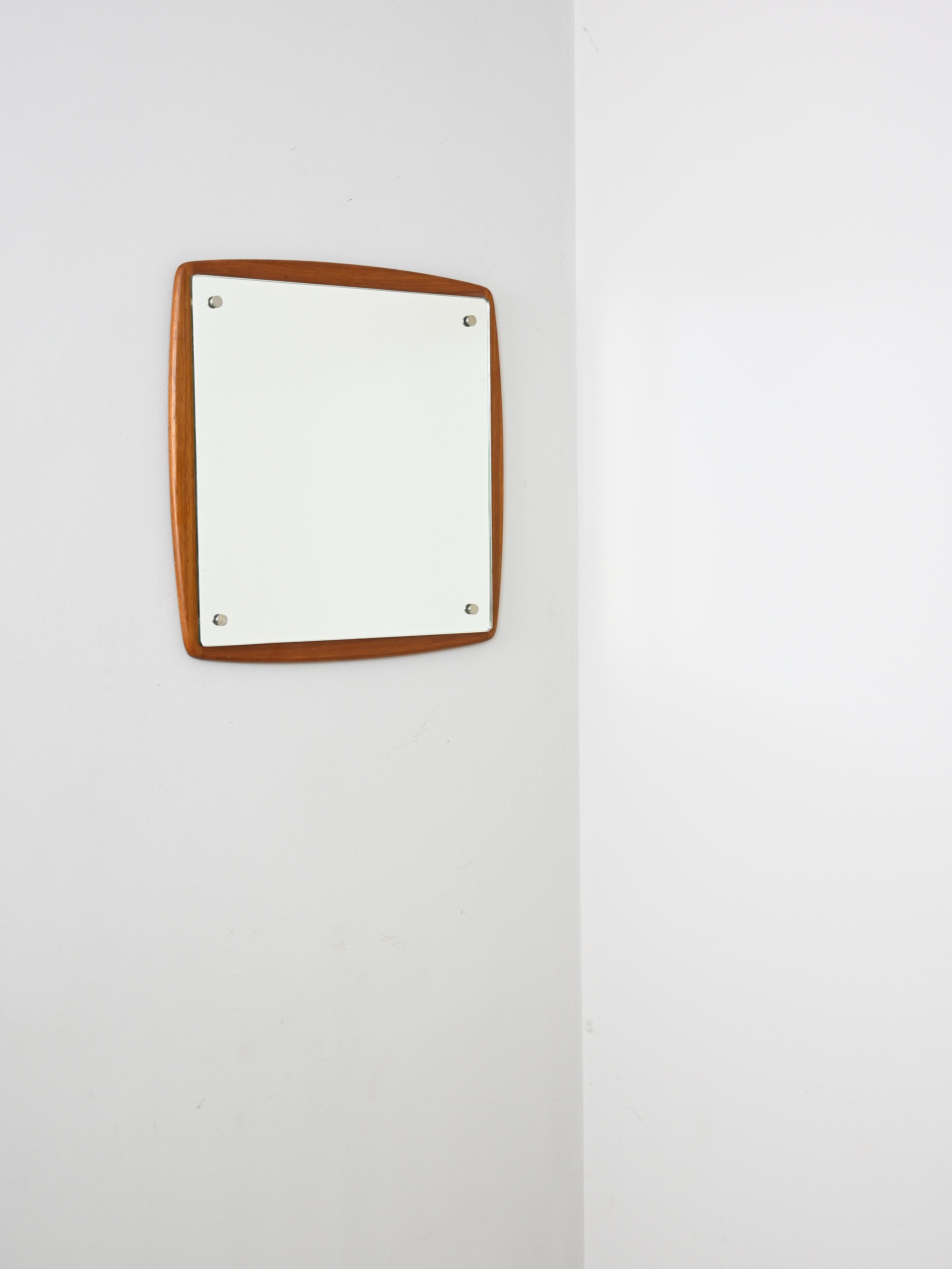 Vintage Swedish-made mirror with teak wood frame.

A piece of furniture with modern and elegant lines that can be used in different rooms of the house due to its small size.

Good condition. It may show some signs of time. Please pay attention to