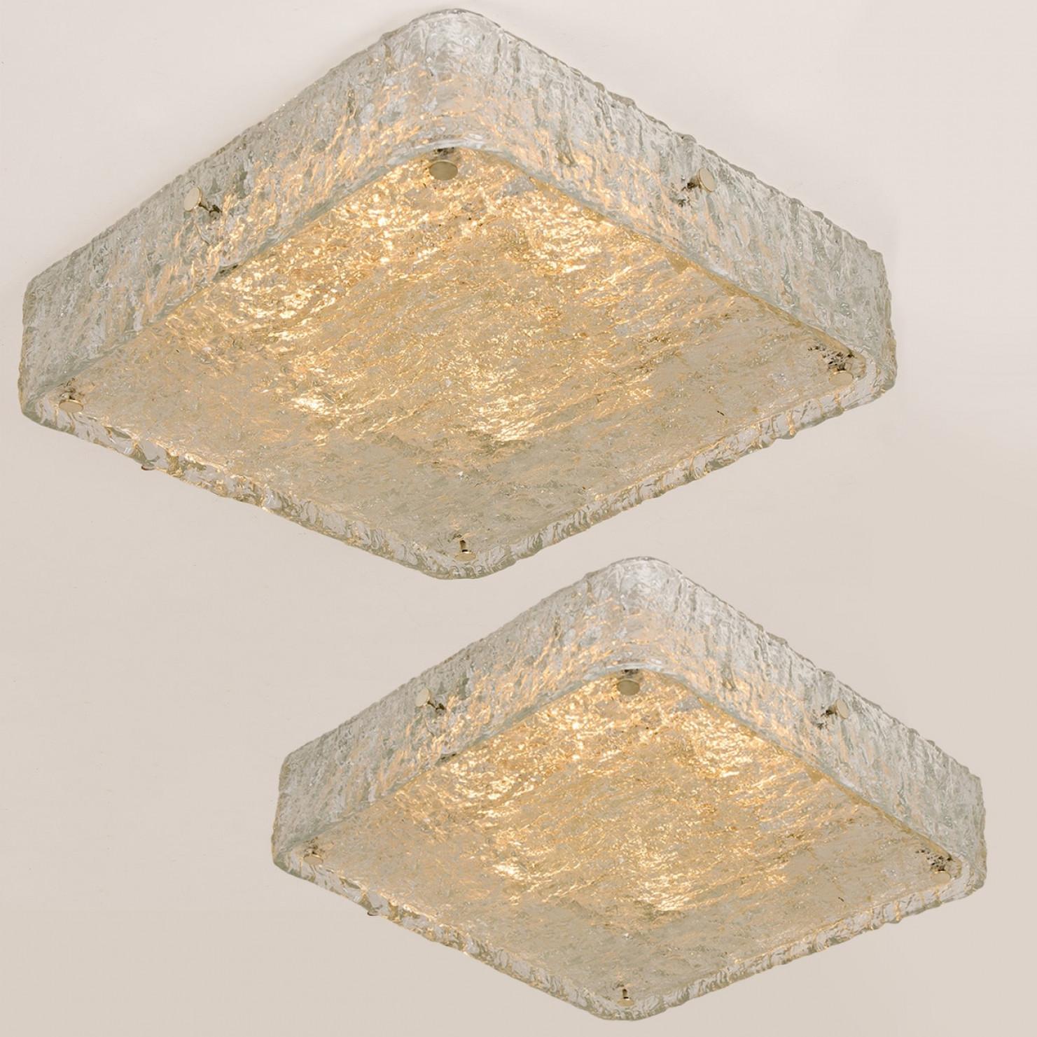 1 des 2 luminaires de haute qualité fabriqués à la main par Kaiser Leuchten, Autriche. Fabriqué au milieu du siècle, vers 1970 (à la fin des années 1960 et au début des années 1970).

Ce luminaire à encastrer ou plafonnier est composé de quatre