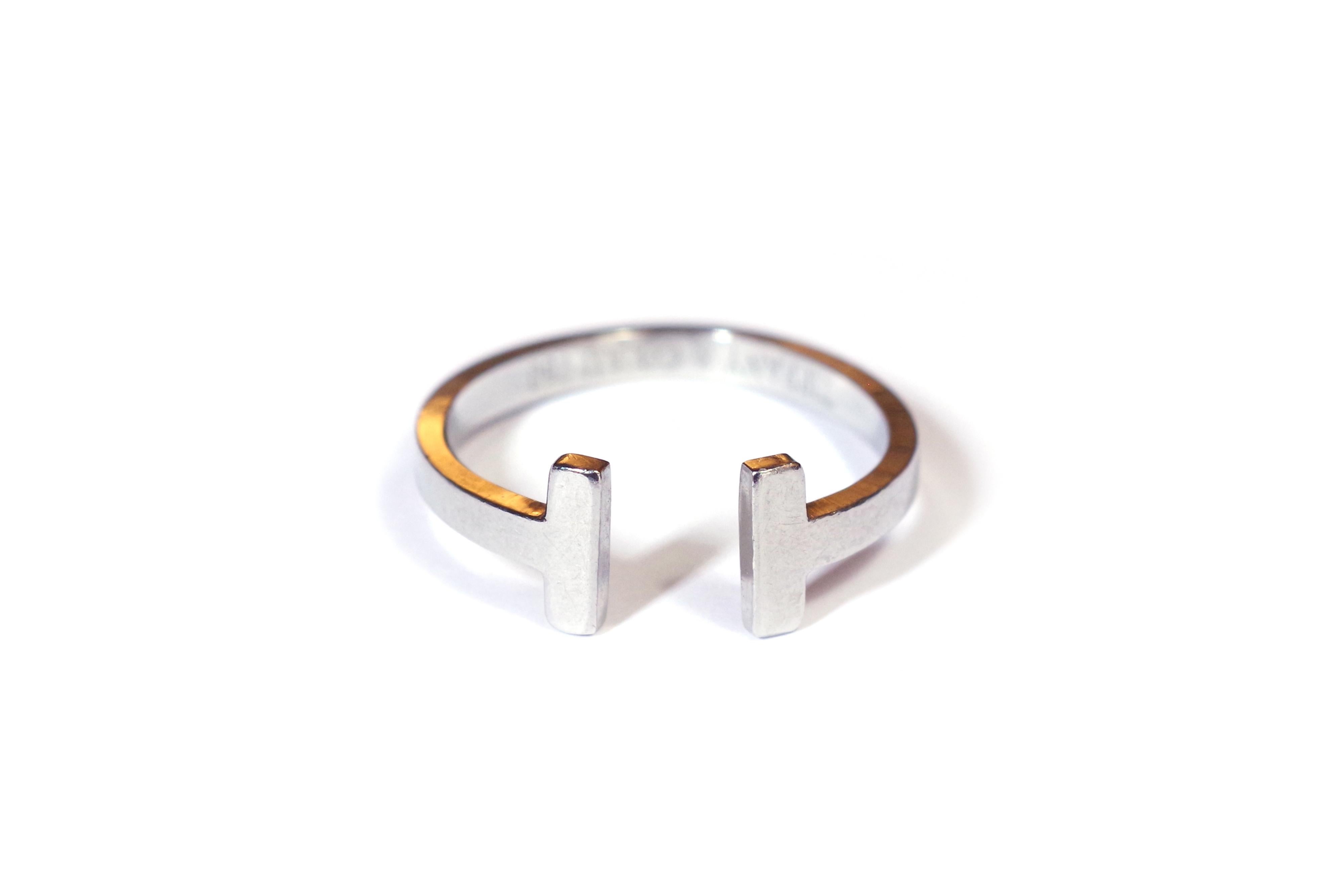 Square Tiffany T ring in 18 karat white gold. Ring Tiffany & Co. model Square T. This torque ring is soberly decorated with a T motif, referring to the initial letter of the Tiffany & Co. brand. Vintage ring signed Tiffany & Co. 

Marked on the