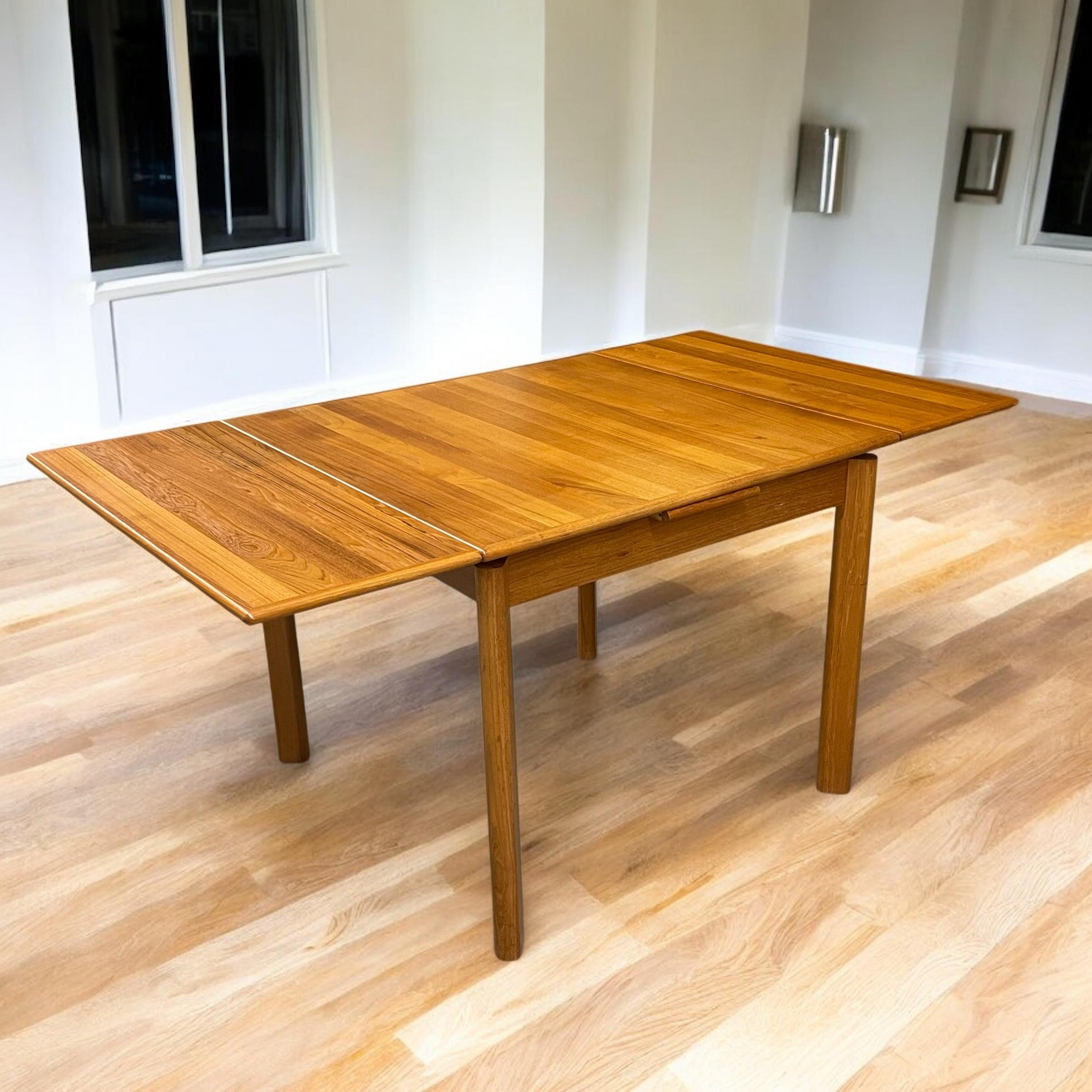 Mesa de comedor vintage BRDR Furbo convertible de cuadrada a rectangular. La mesa danesa de teca empieza como un cuadrado de 35,25