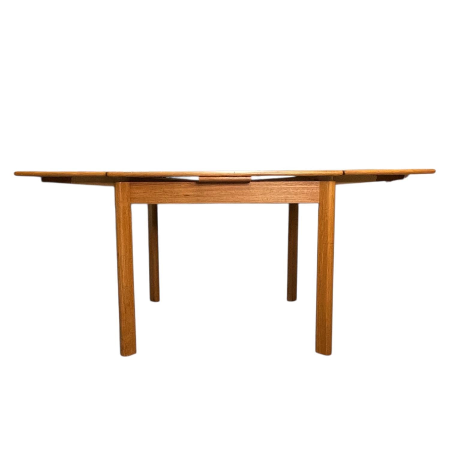 De cuadrada a rectangular BRDR Furbo Mesa de comedor extensible de teca danesa en Bueno estado para la venta en Chattanooga, TN