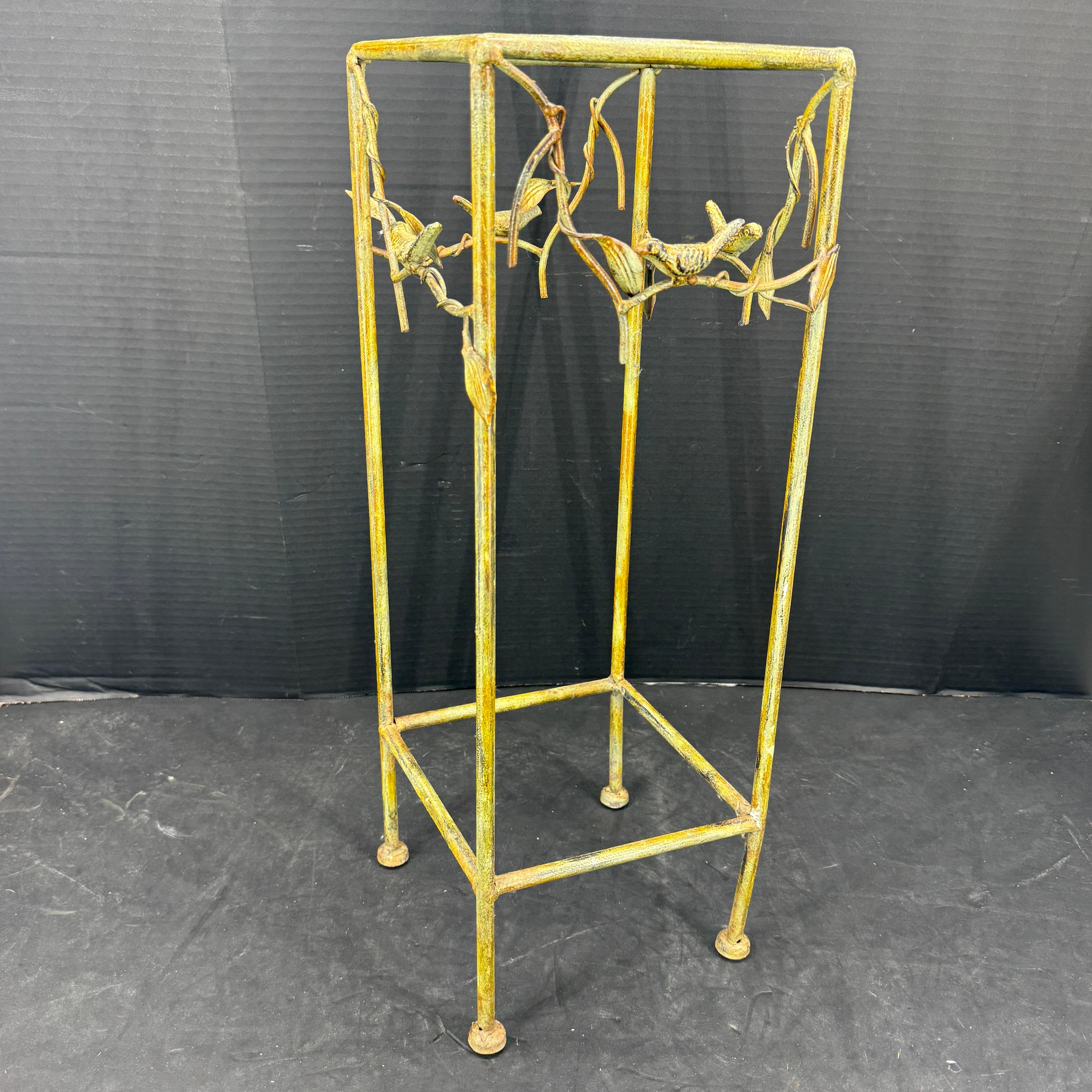 Beistelltisch mit quadratischer Platte mit Vögeln auf einem Branch. Dieser leichte, vielseitige Tisch, der sowohl im Innen- als auch im Außenbereich verwendet werden kann, wird mit Sicherheit für Gesprächsstoff sorgen, egal wo er aufgestellt wird,