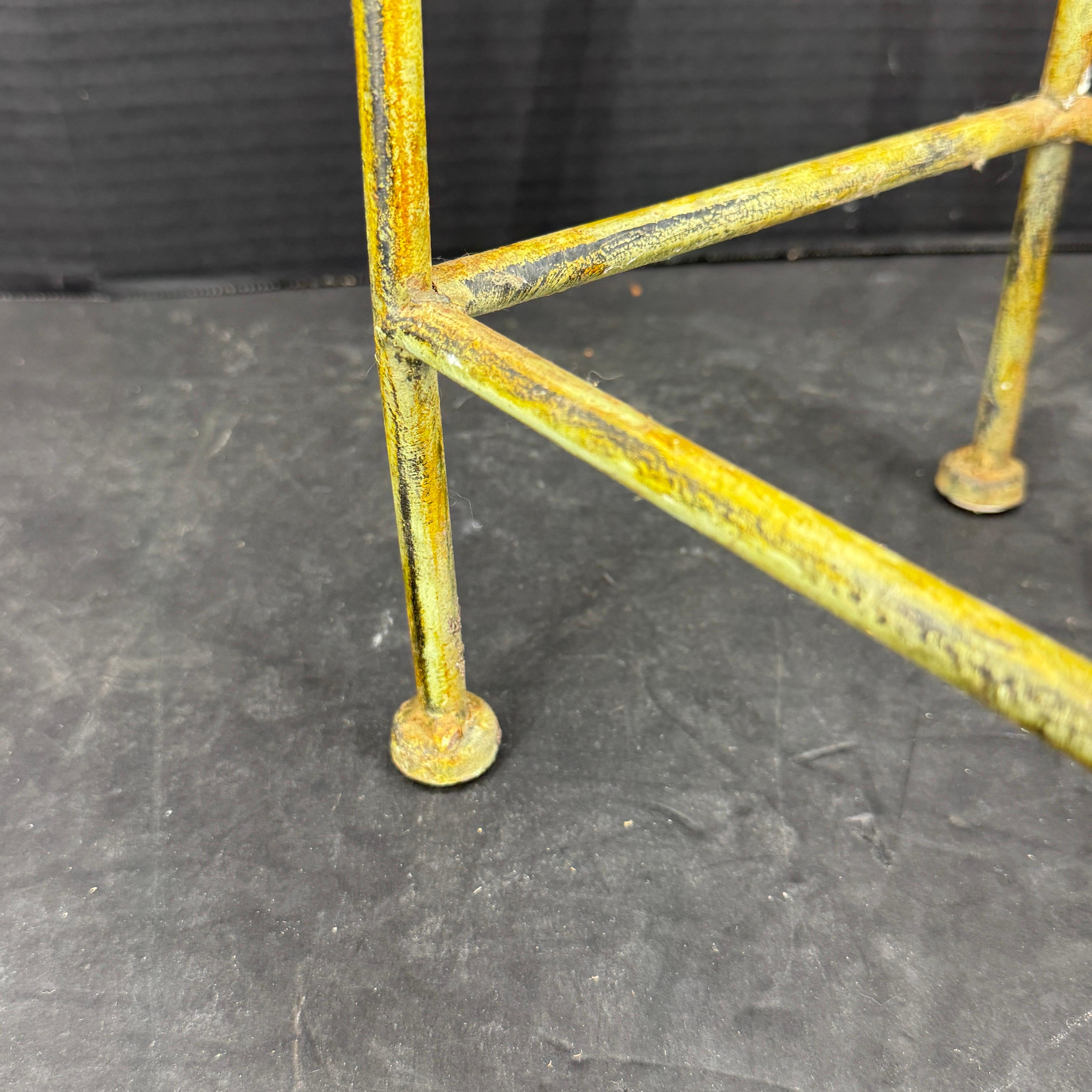 Quadratische Platte Metall Seite Ende Pedestal Tisch mit Vögeln (20. Jahrhundert) im Angebot