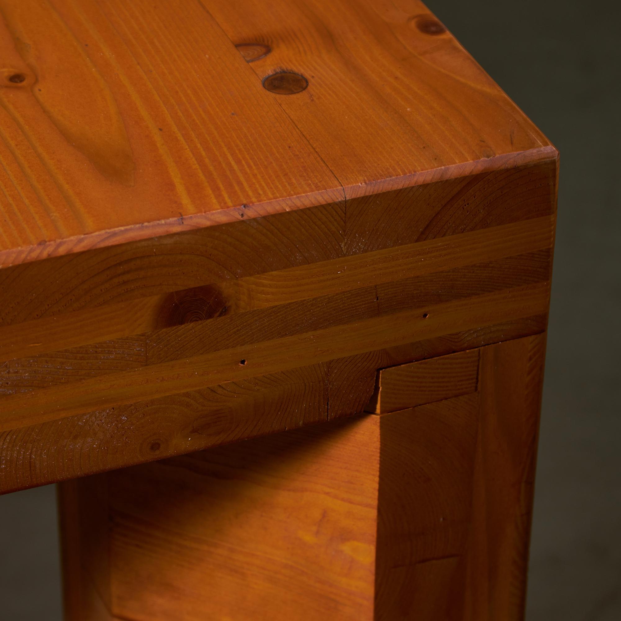 Table de salle à manger en pin à plateau carré en vente 1