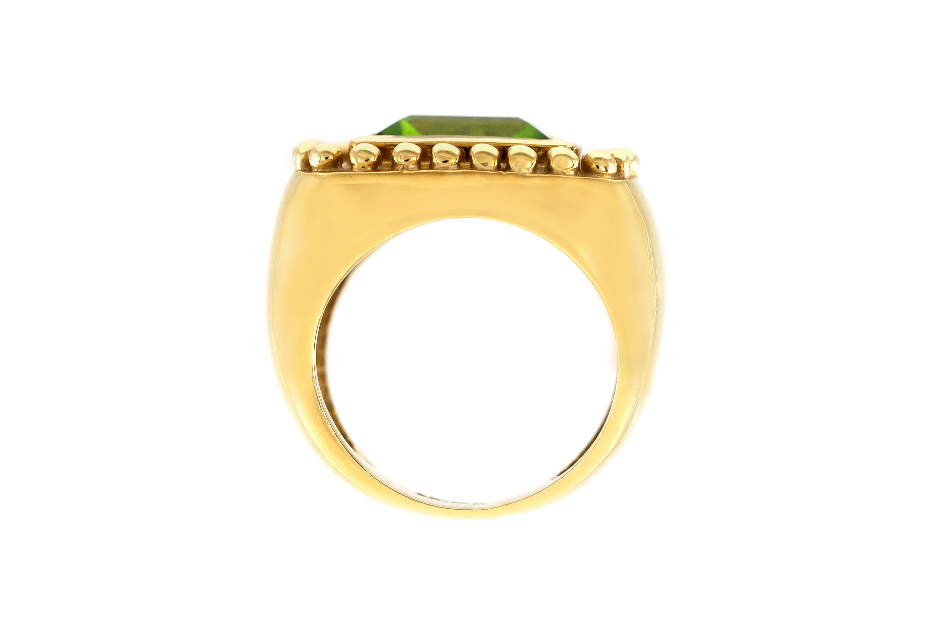 Cocktail ring finely crafted in 18 k gold with a tourmaline. 
Circa 1960.