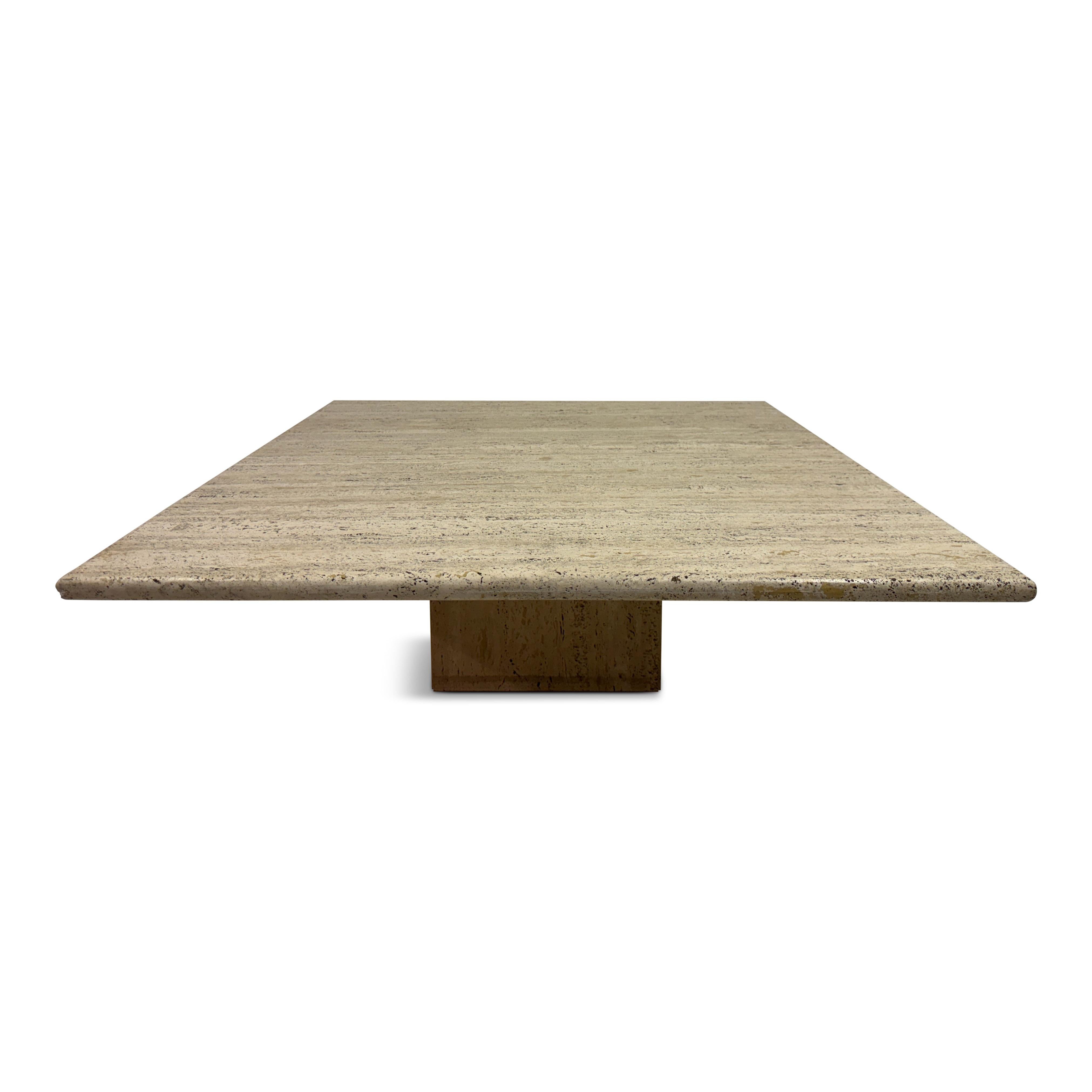 Table basse carrée en travertin, années 1970-1980


Substantielle table basse carrée en travertin à la forme minimaliste et architecturale. La table se caractérise par un solide plateau carré reposant sur une base centrale en blocs, ce qui lui