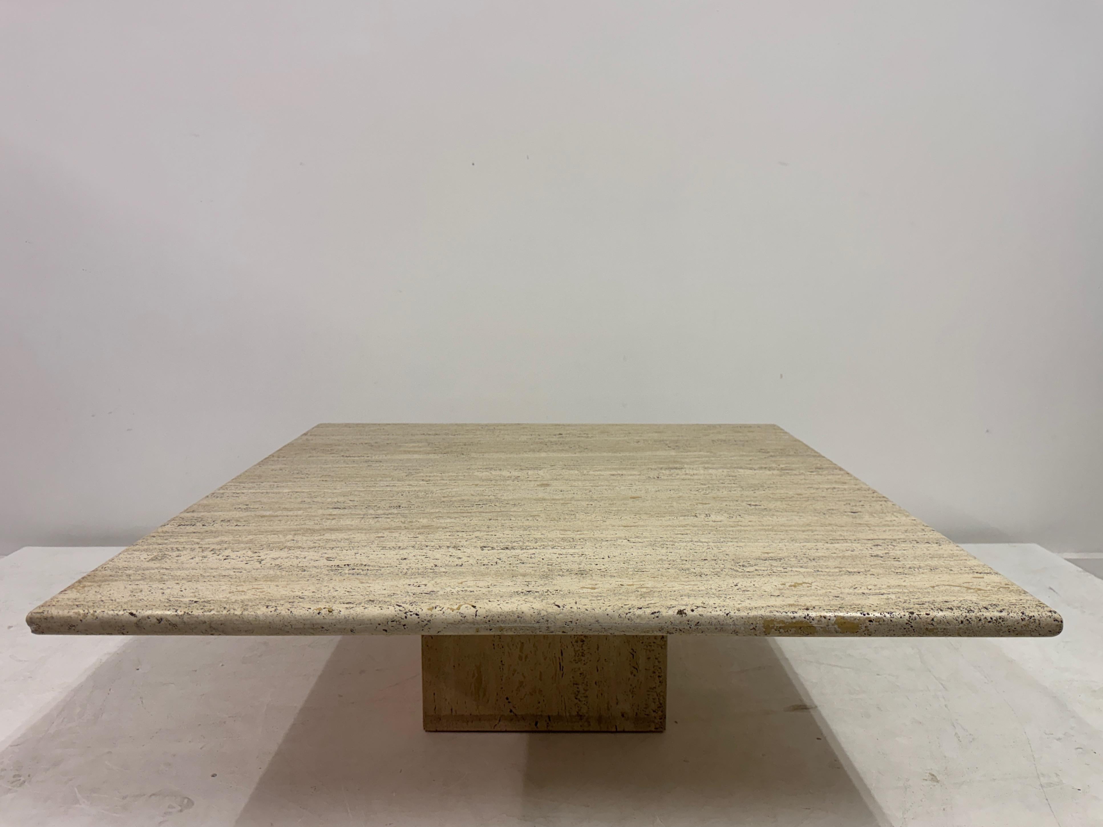 italien Table basse carrée en travertin, années 1970-1980 en vente
