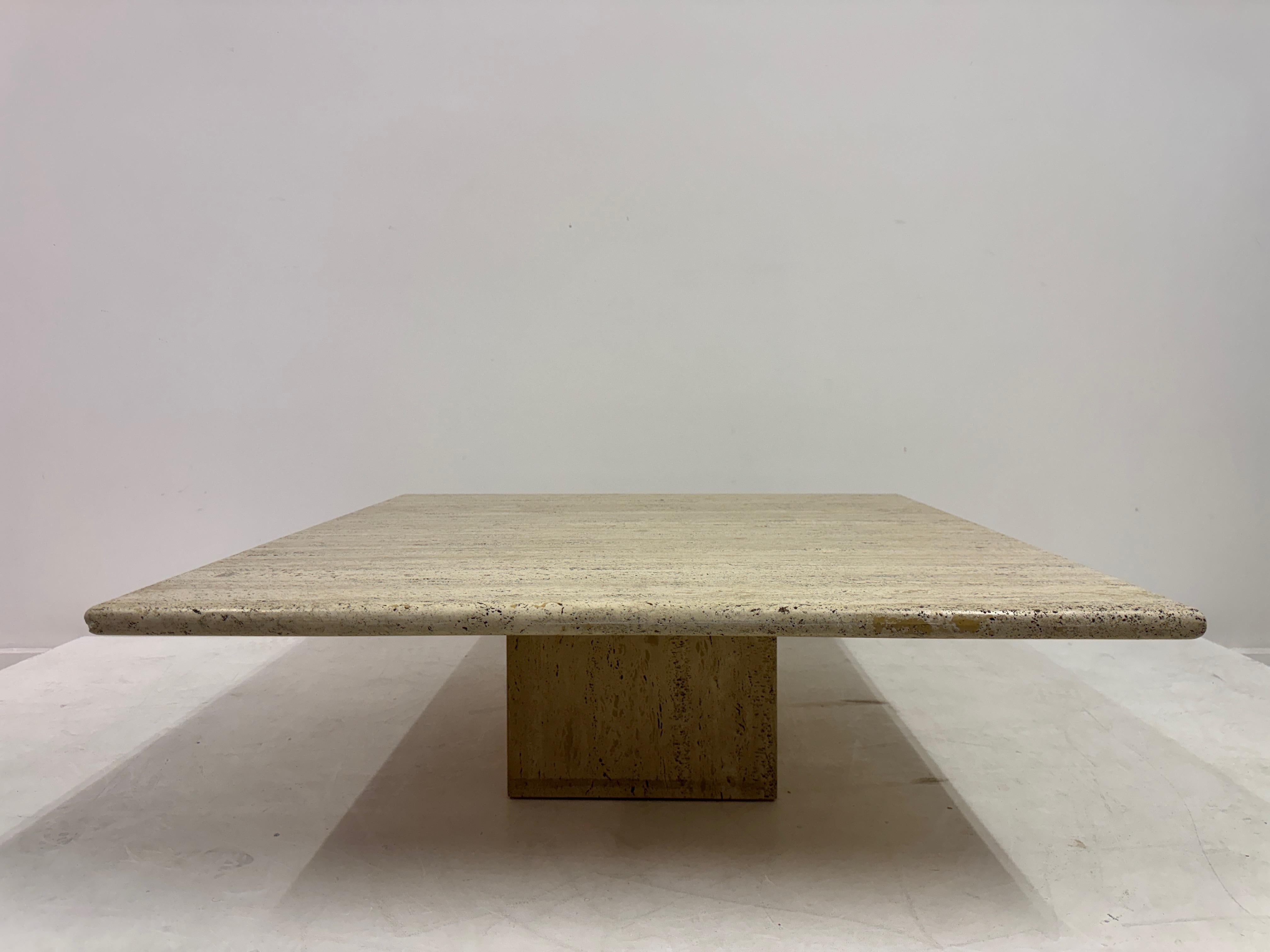 Table basse carrée en travertin, années 1970-1980 Bon état - En vente à London, London