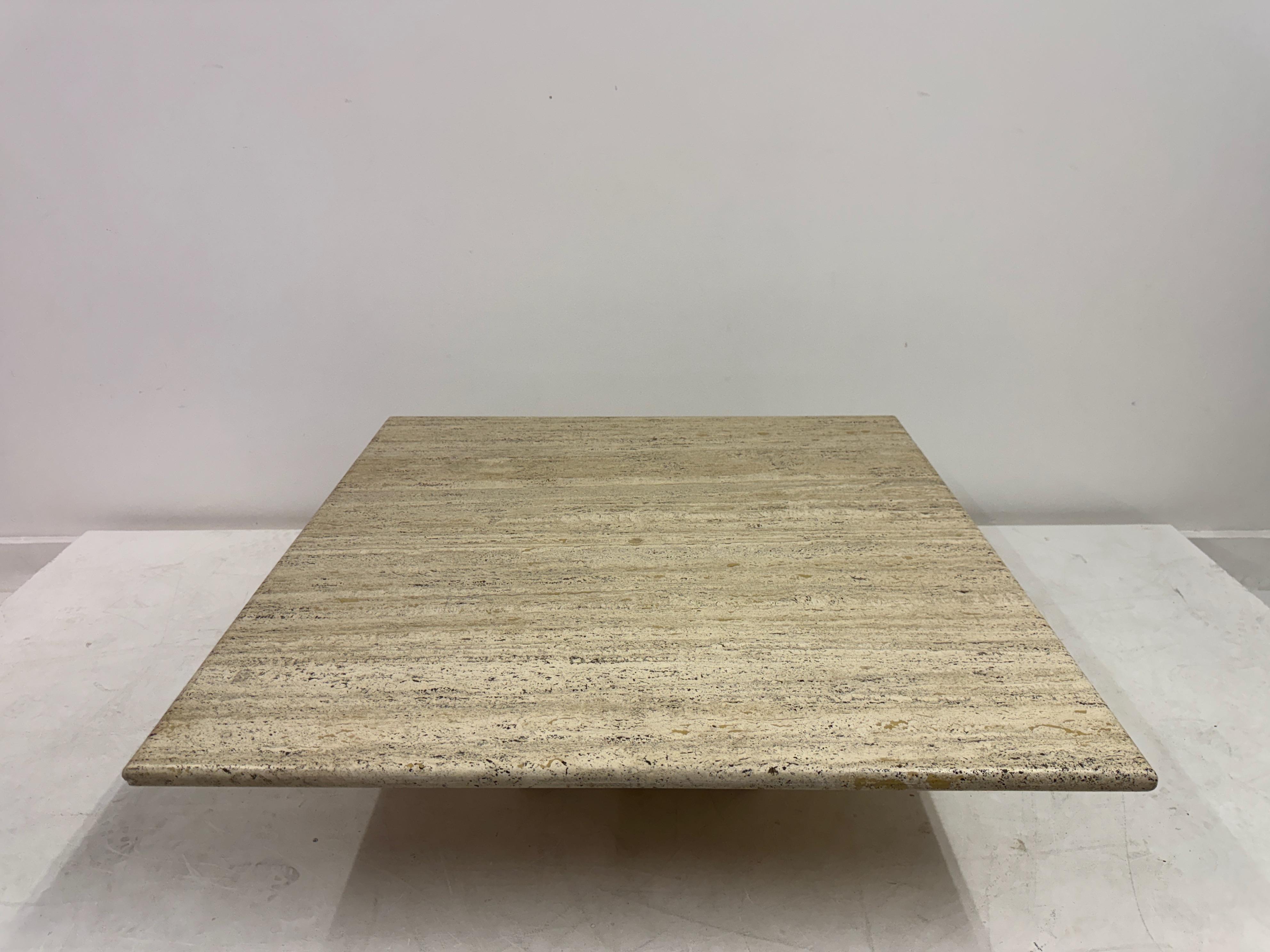 20ième siècle Table basse carrée en travertin, années 1970-1980 en vente