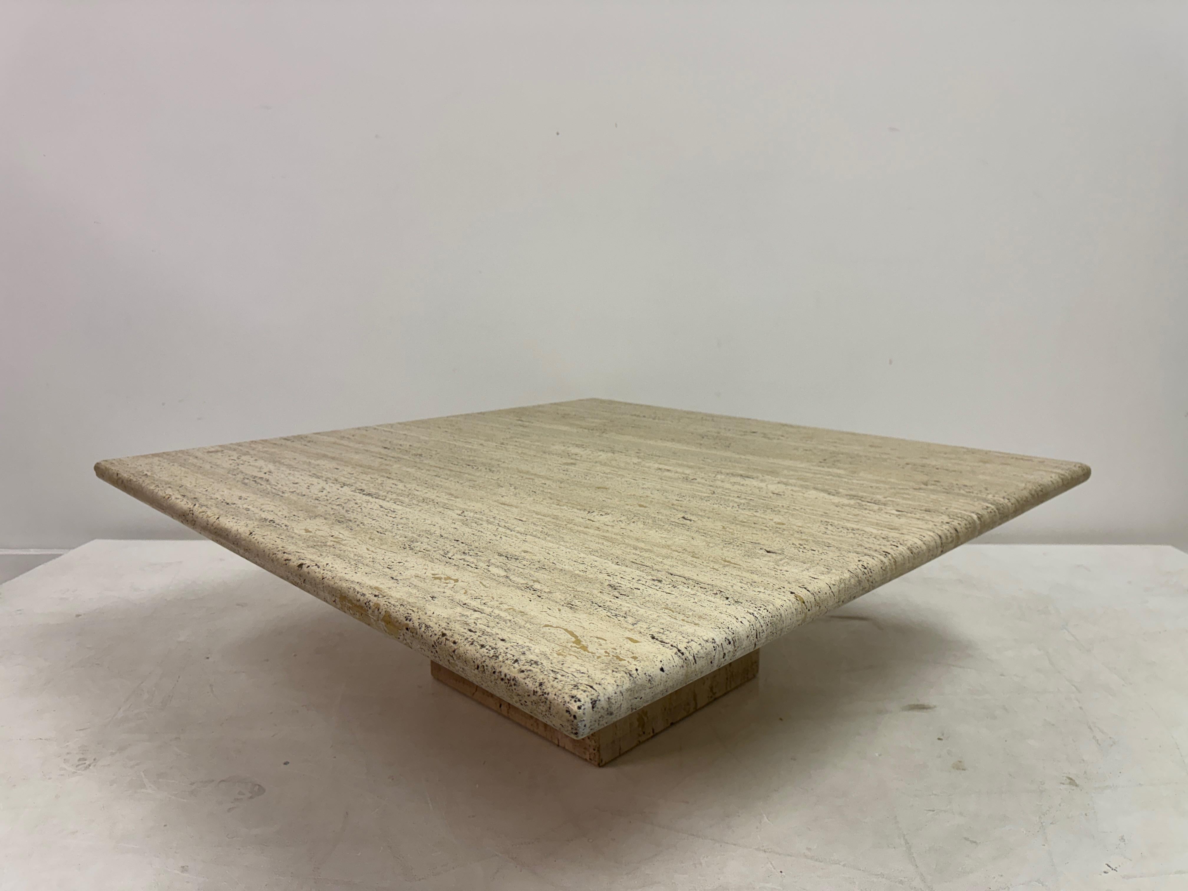 Table basse carrée en travertin, années 1970-1980 en vente 1