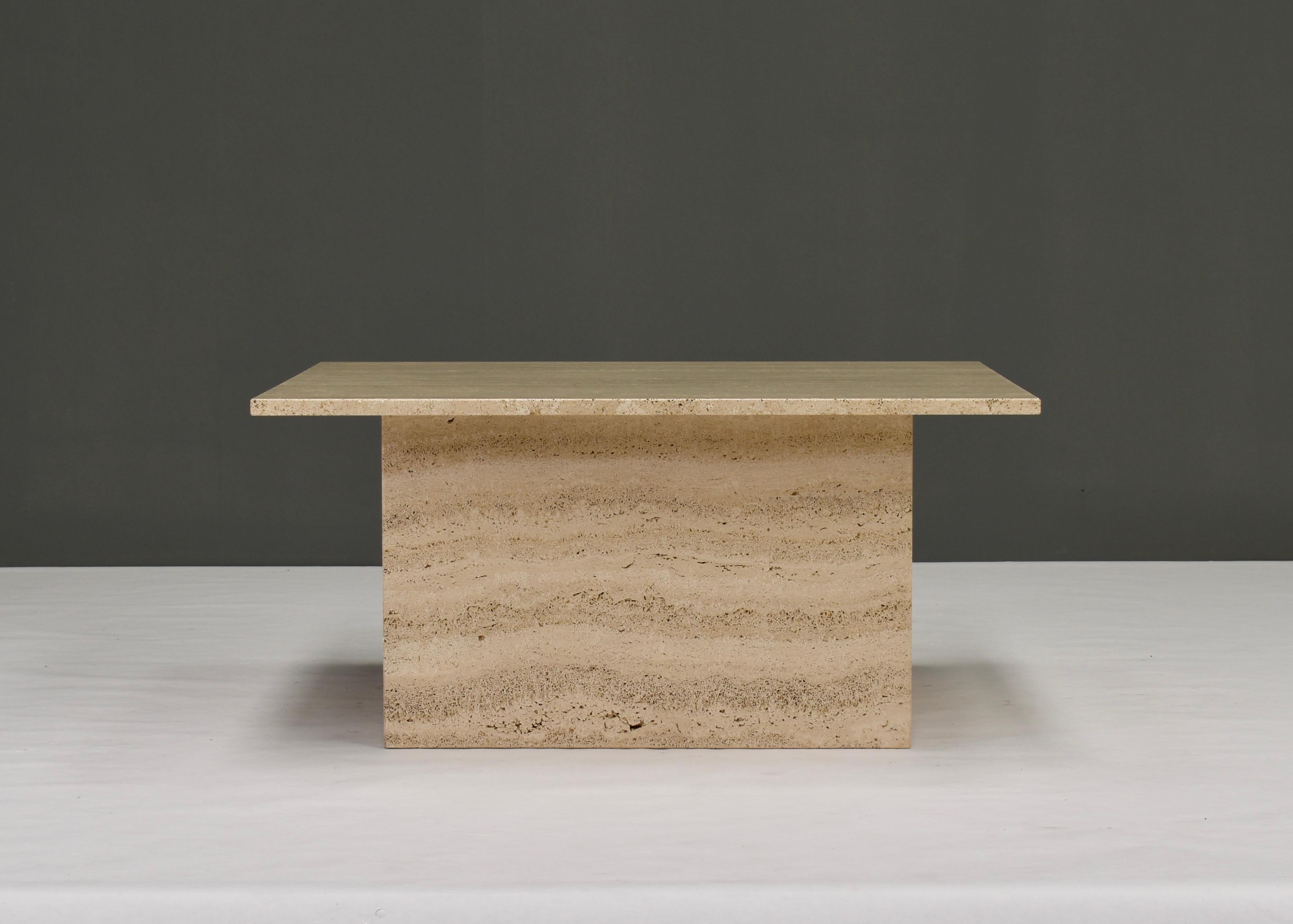 Mid-Century Modern Table basse carrée en travertin dans le style de Up&Up Mangiarotti, Italie, 1970 en vente
