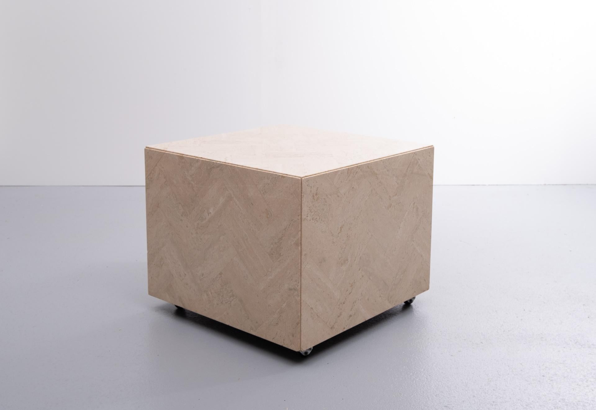 Cube carré en travertin tessellé sur roulettes. Motif à chevrons
Table d'appoint pour le café ou large caisson sur roulettes. Très belle et utile table, les années 1970.


 