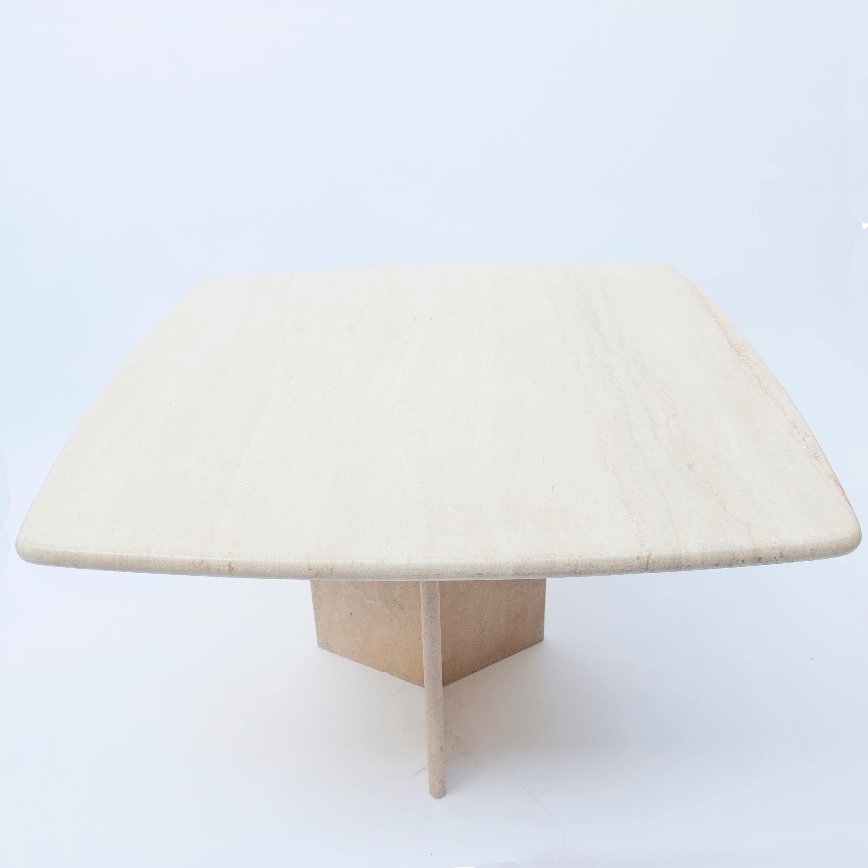 Very nice square travertine dining, dinette or cocktail table. The square top measures: 105 x 105 cm.