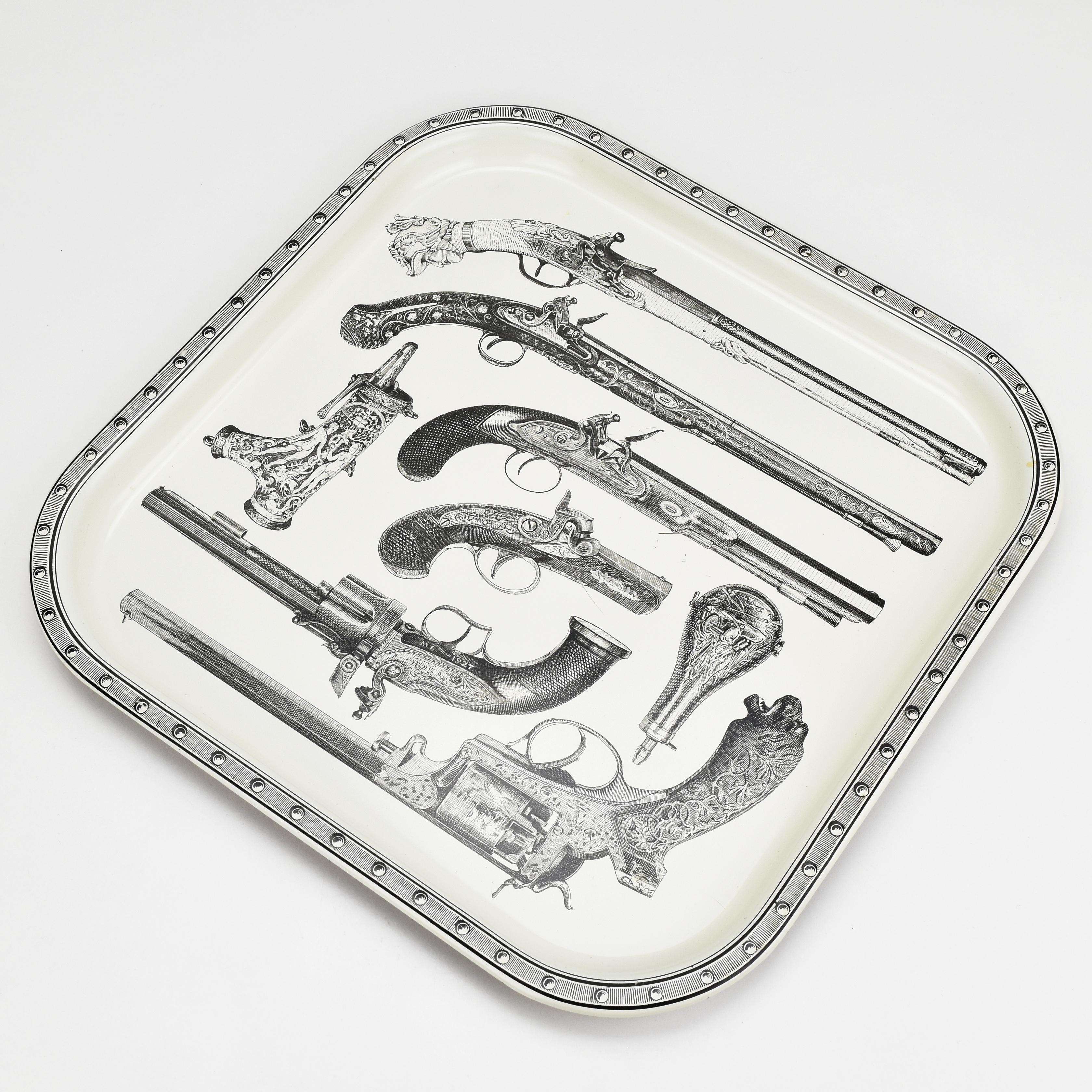 Bandeja cuadrada de Piero Fornasetti Milano Gun Pattern Metal w. Serigrafía Italiano en venta