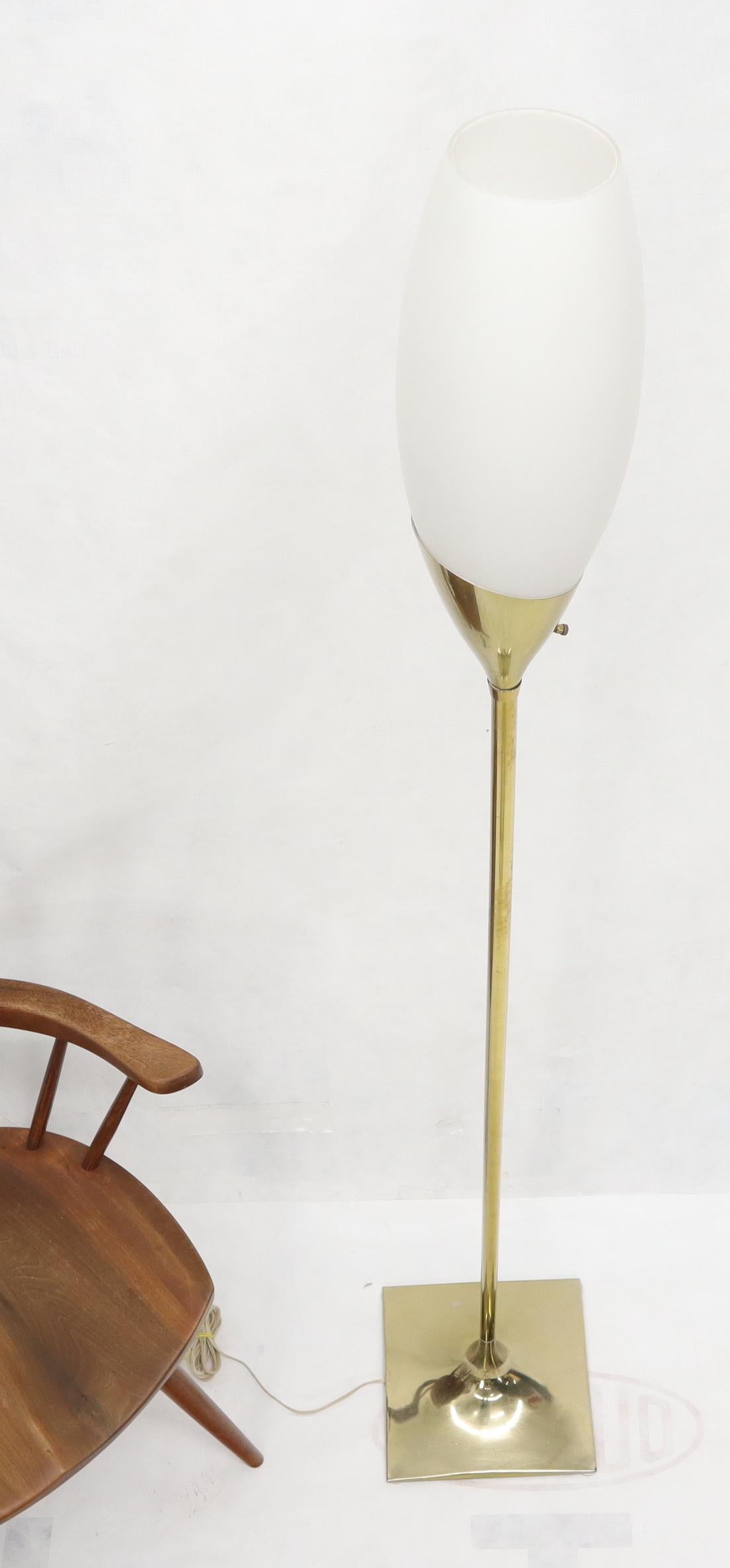 Dépoli Lampadaire carré à base de tulipe en verre dépoli blanc de style champagne ou vin en vente