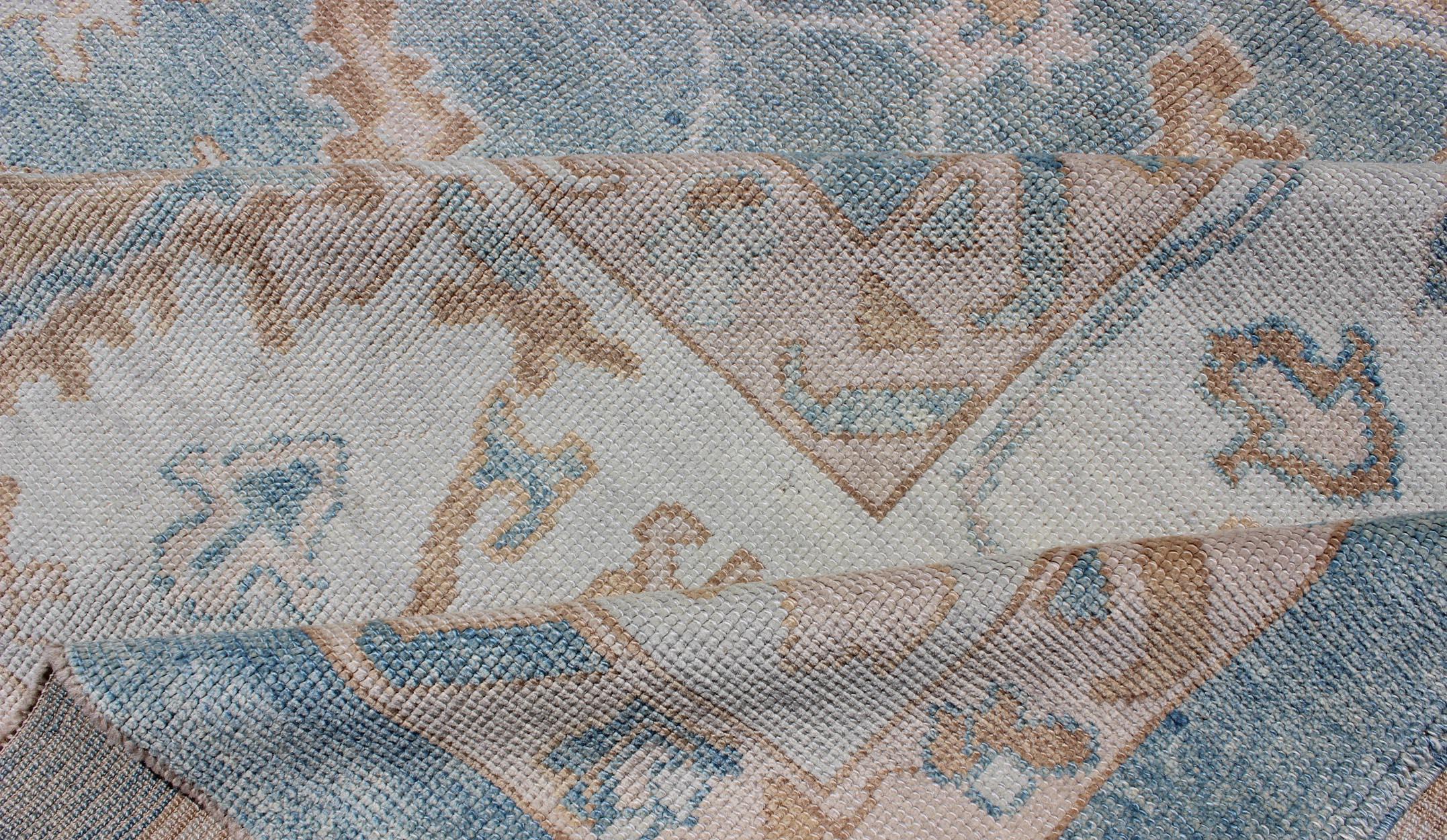 Quadratischer türkischer Oushak-Teppich in Hellblau, Hellbraun, Lachs, Silber und Hellbraun im Angebot 3