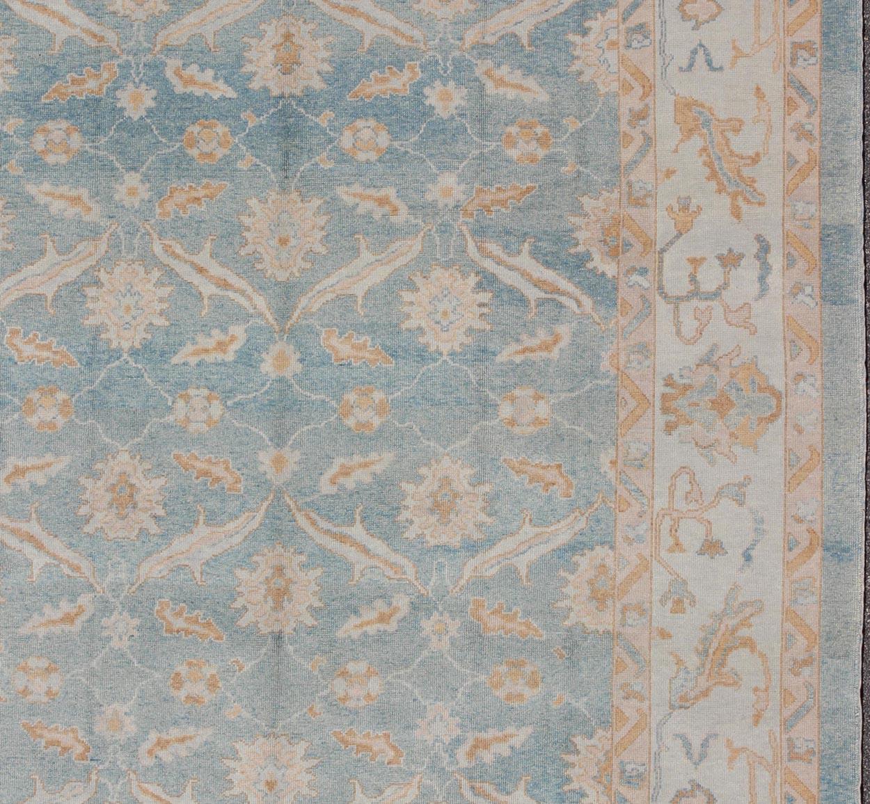 Türkischer Oushak-Teppich in Blau, Taupe und Tan, Teppich MSD-3382, Herkunftsland / Art: Türkei / Angora Oushak.

Maße: 11'4'' x 13'1''. 

Dieses Stück aus unserer Oushak-Kollektion ist aus einer Kombination von handgesponnener Wolle und alter Wolle