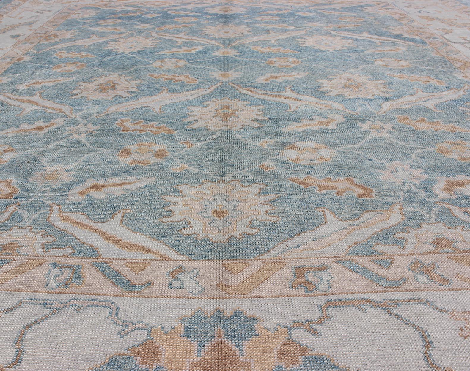 Quadratischer türkischer Oushak-Teppich in Hellblau, Hellbraun, Lachs, Silber und Hellbraun (Wolle) im Angebot