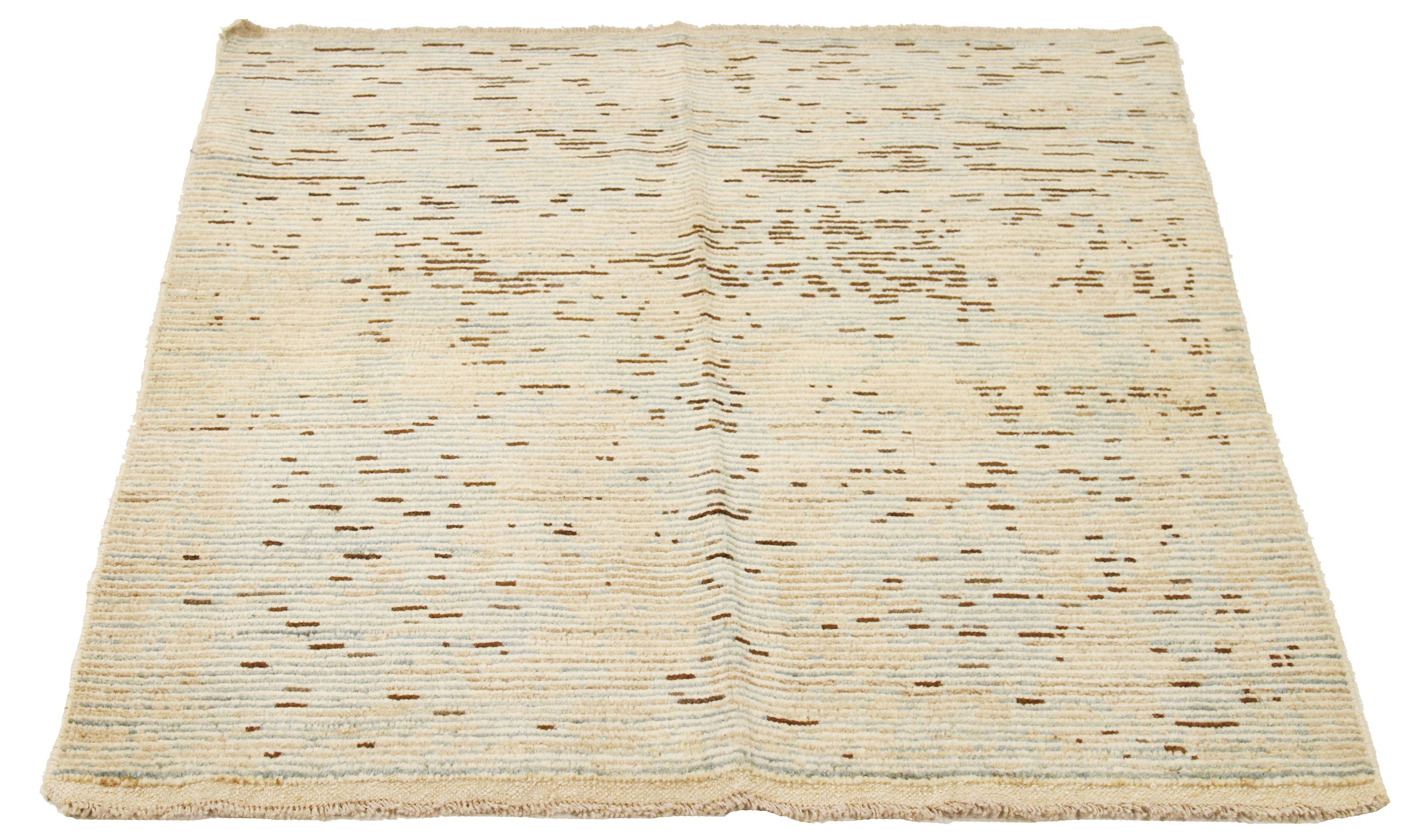 Contemporary handmade Turkish area rug from high-quality sheep’s wool and colored with eco-friendly vegetable dyes that are proven safe for humans and pets alike. It’s a modern design using Sultanabad weaving showcasing a regal ivory field with gray