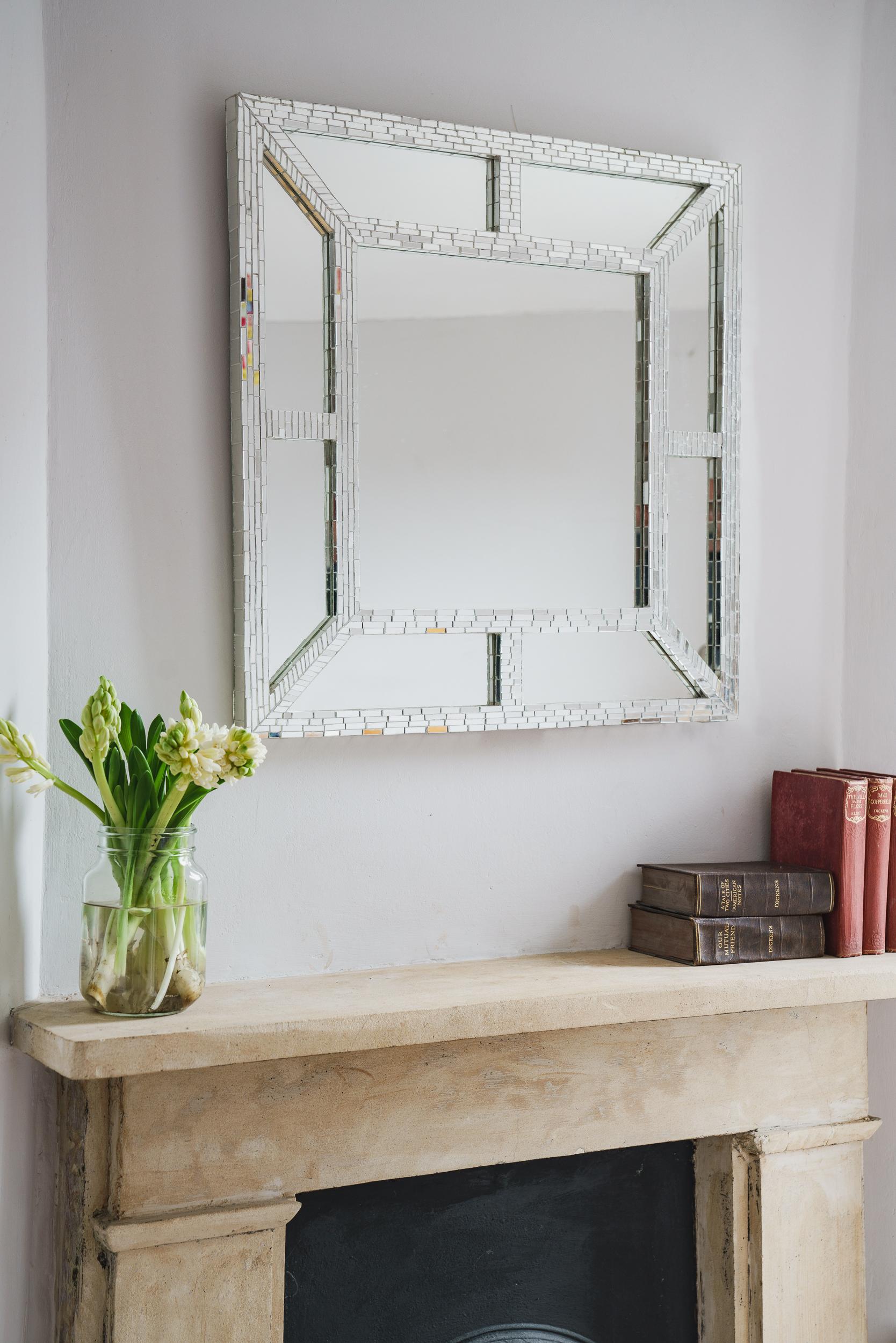 Miroir carré Ventana Mosaics fabriqué à la main au Royaume-Uni par Claire Nayman. Ce miroir de marge classique contemporain est en finition verre miroité. Chaque petite tesselle de mosaïque est taillée à la main avec un souci du détail exemplaire.