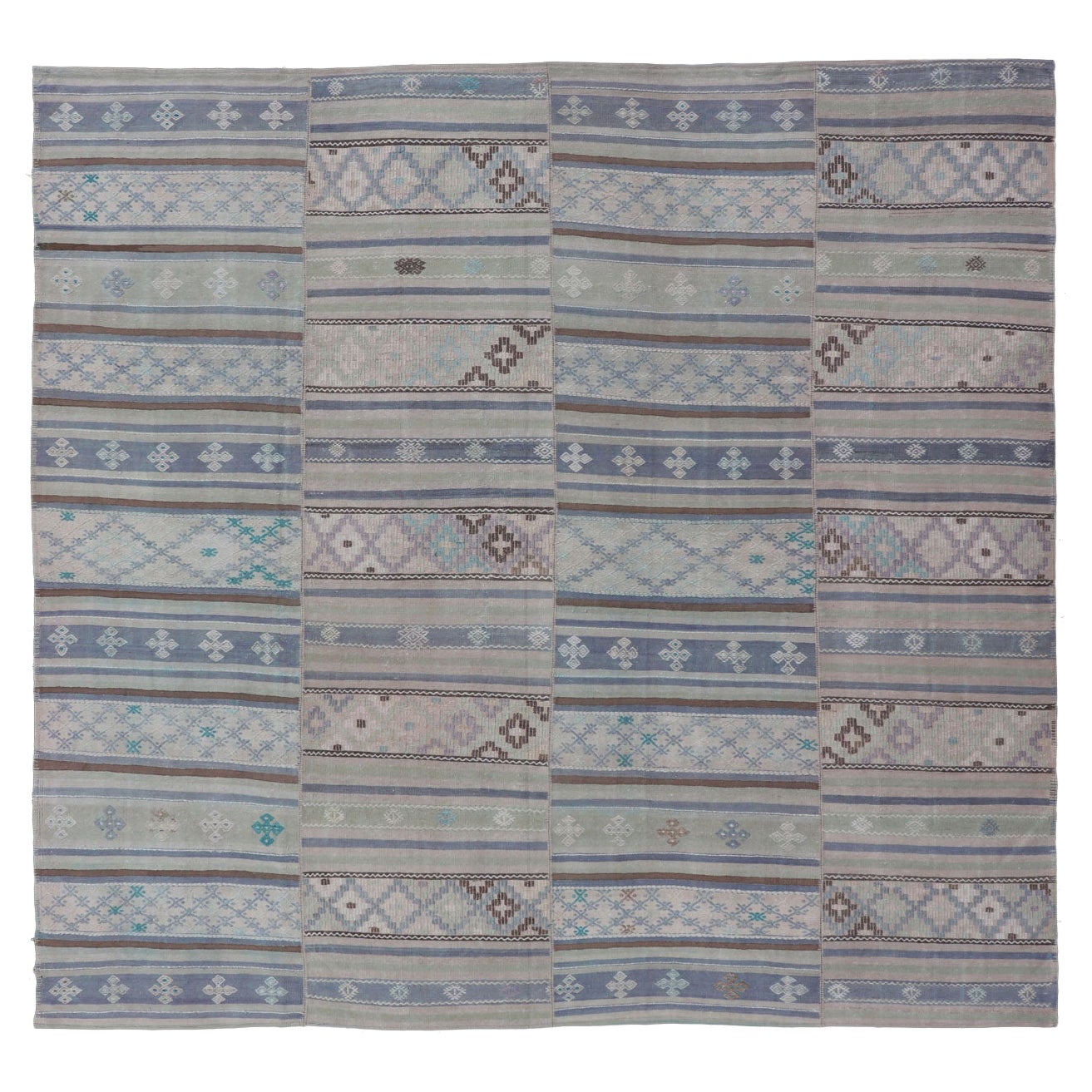 Kilim quadrato vintage a pannelli neutri a trama piatta in toni neutri e smorzati