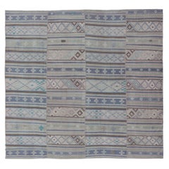 Kilim quadrato vintage a pannelli neutri a trama piatta in toni neutri e smorzati