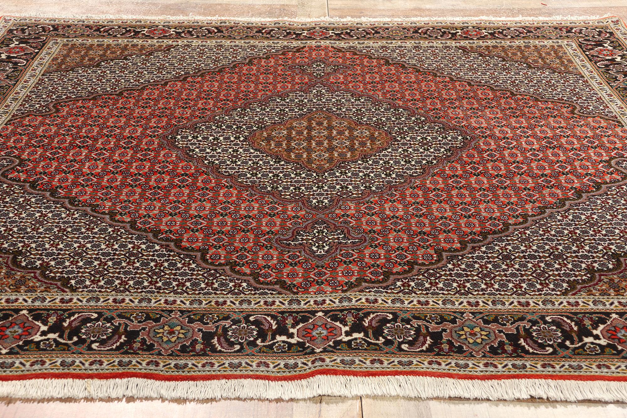 Lana Tappeto persiano Mahi Tabriz quadrato d'epoca in vendita