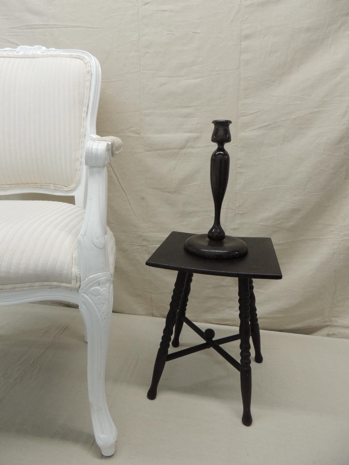 Vintage plant stand with X-base and turned bobbin legs.
Square top, four leg stand. Very sturdy. Dark wood lacquered legs, mate weathered finished top.
Arts & Crafts style
Size: 11
