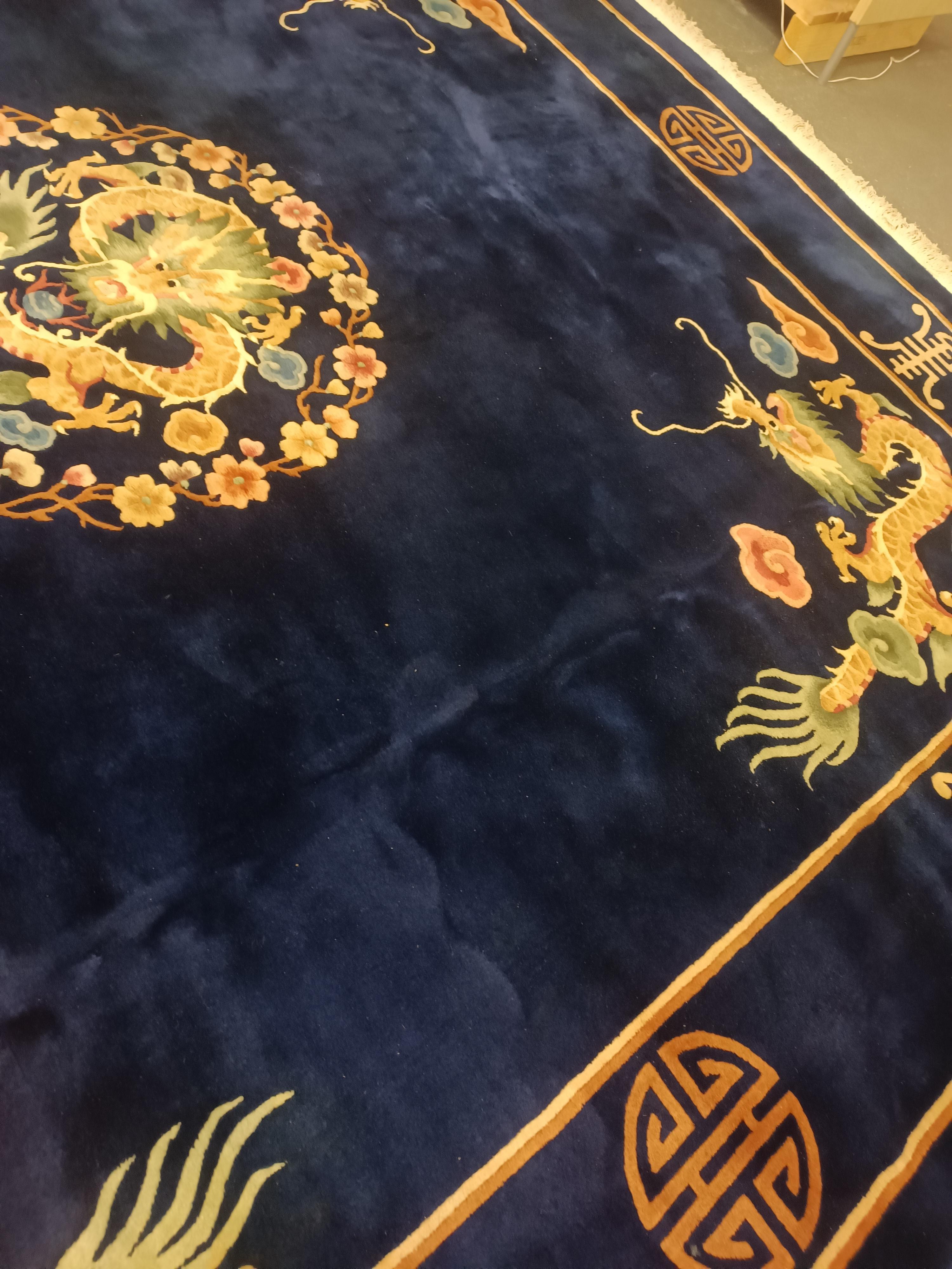 Cinese Tappeto quadrato d'epoca, tappeto cinese Art Deco Orientale fatto a mano blu navy in vendita