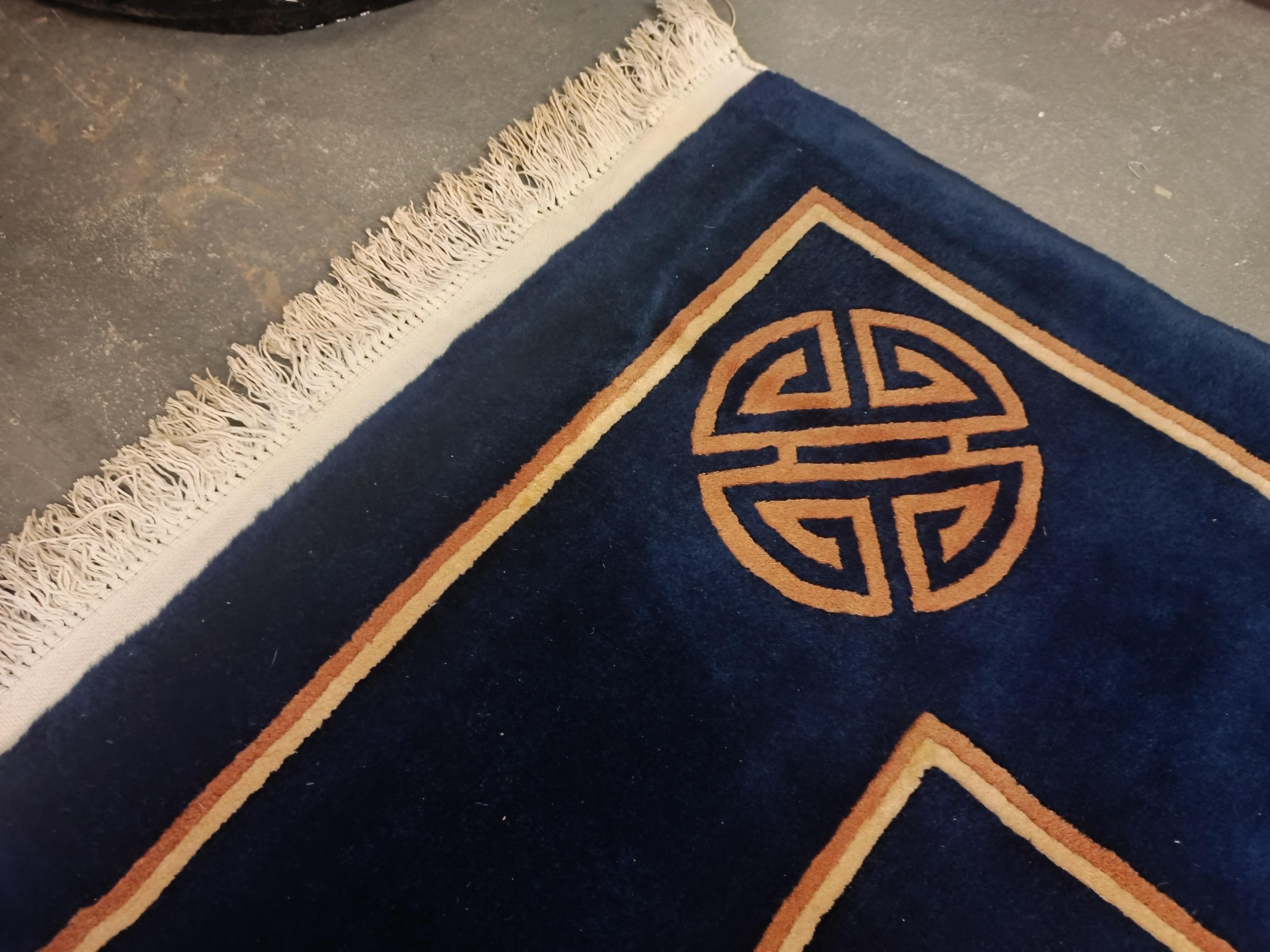 Lana Tappeto quadrato d'epoca, tappeto cinese Art Deco Orientale fatto a mano blu navy in vendita