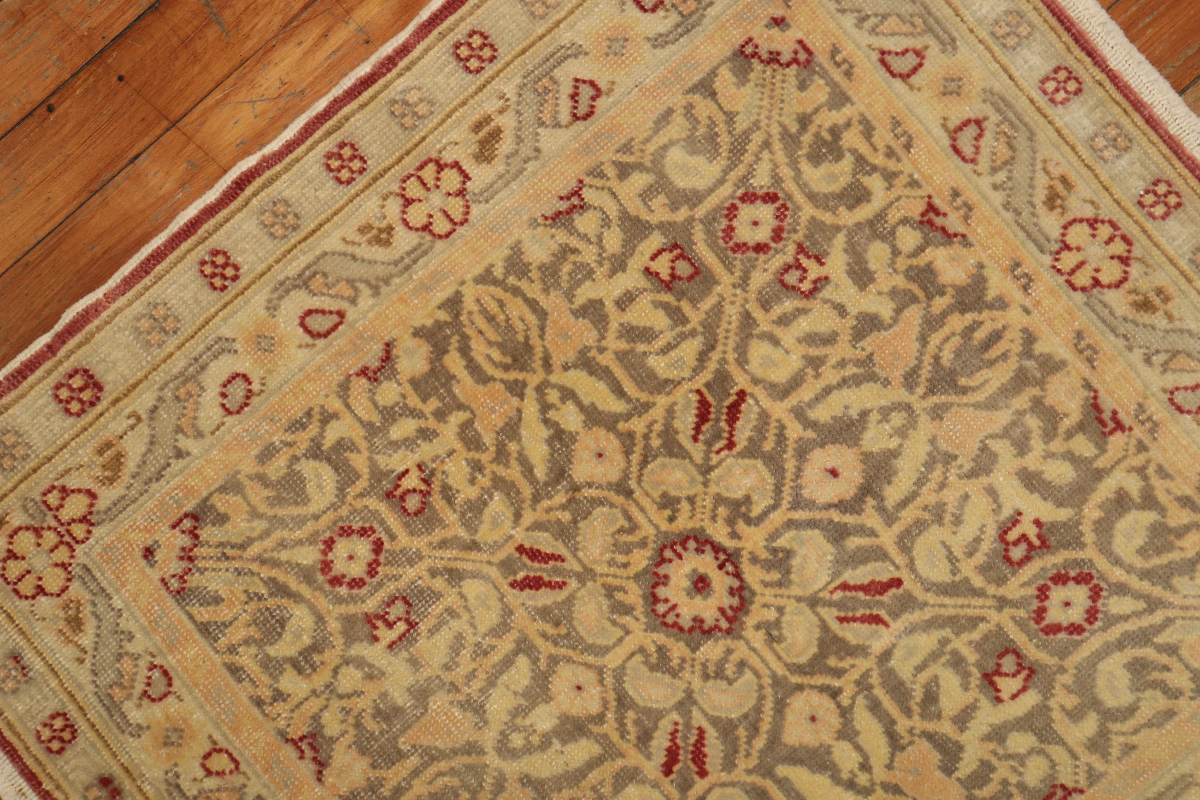 Teppich aus der Mitte des 20. Jahrhunderts, der die Farben und die Farbpalette der indischen Agra-Teppiche des frühen 20.

Größe: 2'2