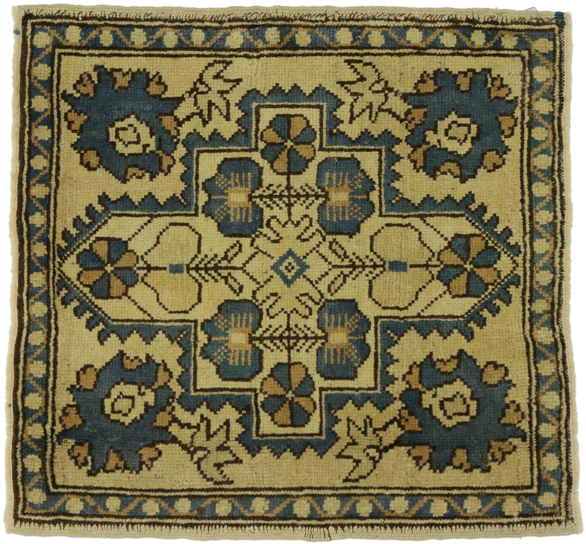 Quadratischer türkischer Oushak-Teppich im Vintage-Stil im Angebot 3