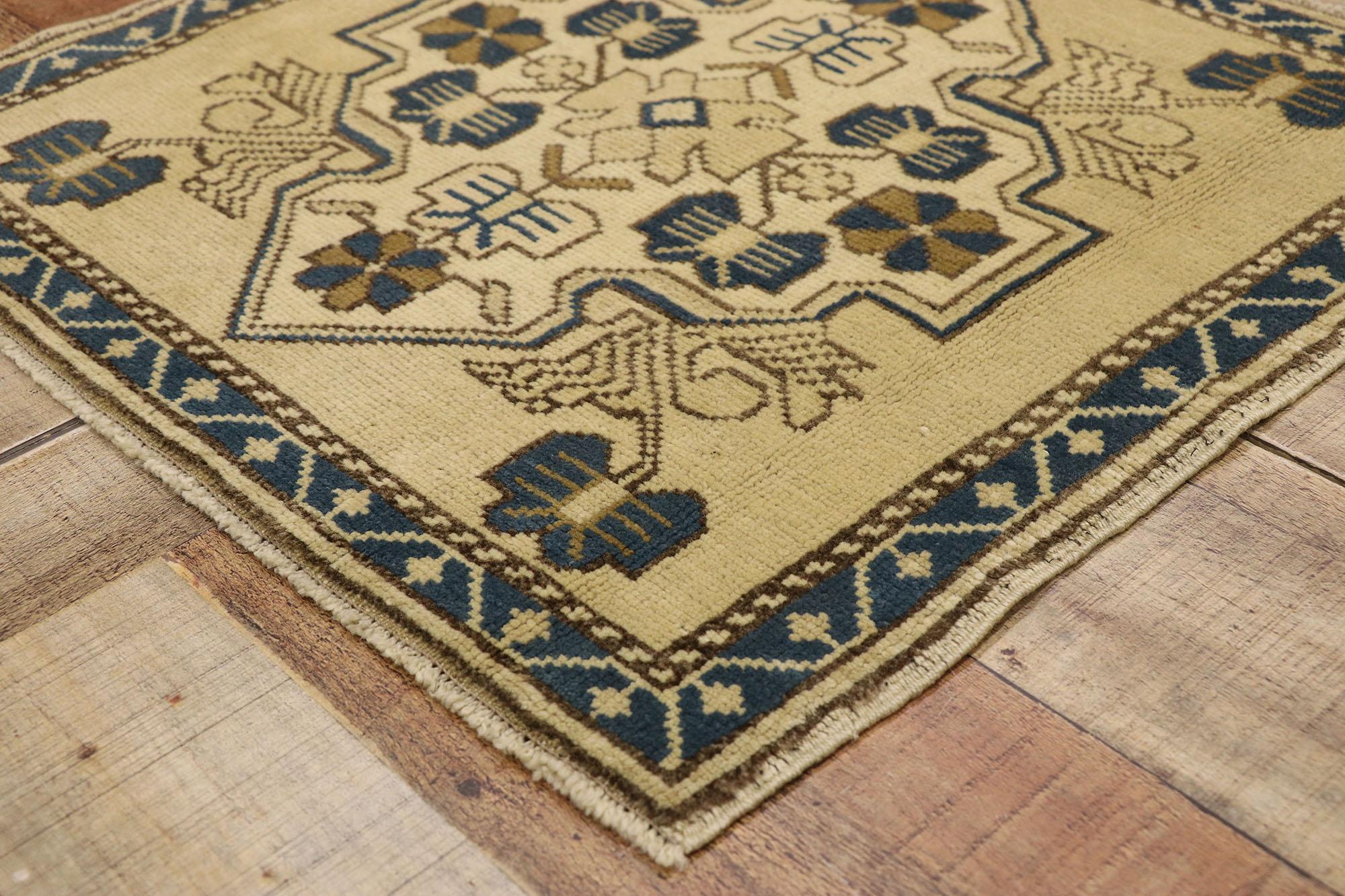 Quadratischer türkischer Oushak-Teppich im Vintage-Stil (20. Jahrhundert) im Angebot