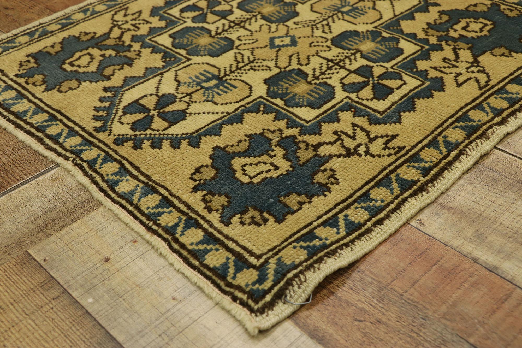 Quadratischer türkischer Oushak-Teppich im Vintage-Stil (20. Jahrhundert) im Angebot