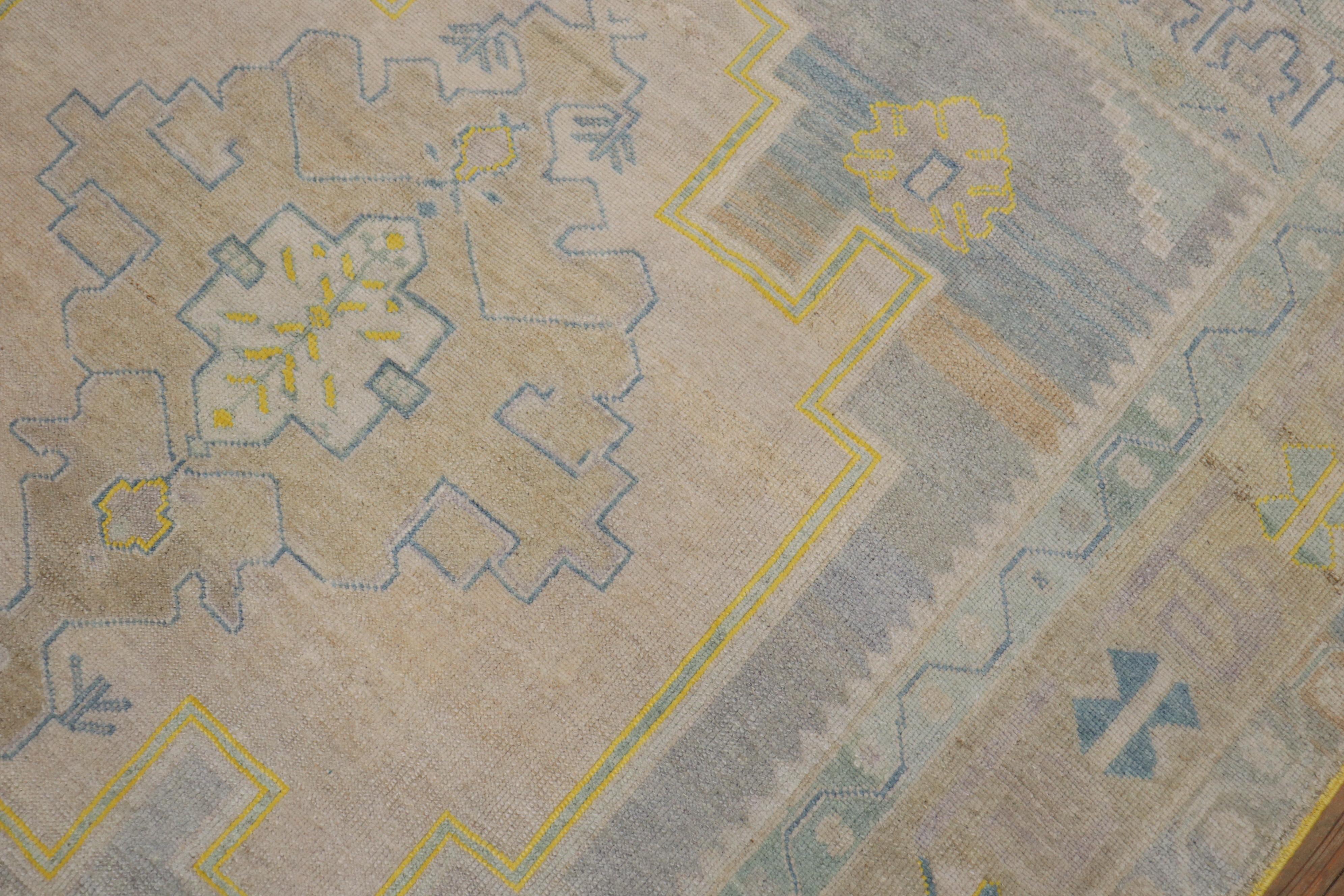 20ième siècle Tapis carré turc Oushak vintage en vente