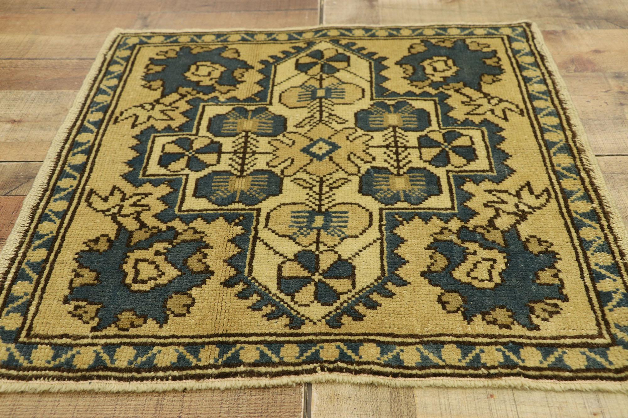 Quadratischer türkischer Oushak-Teppich im Vintage-Stil (Wolle) im Angebot