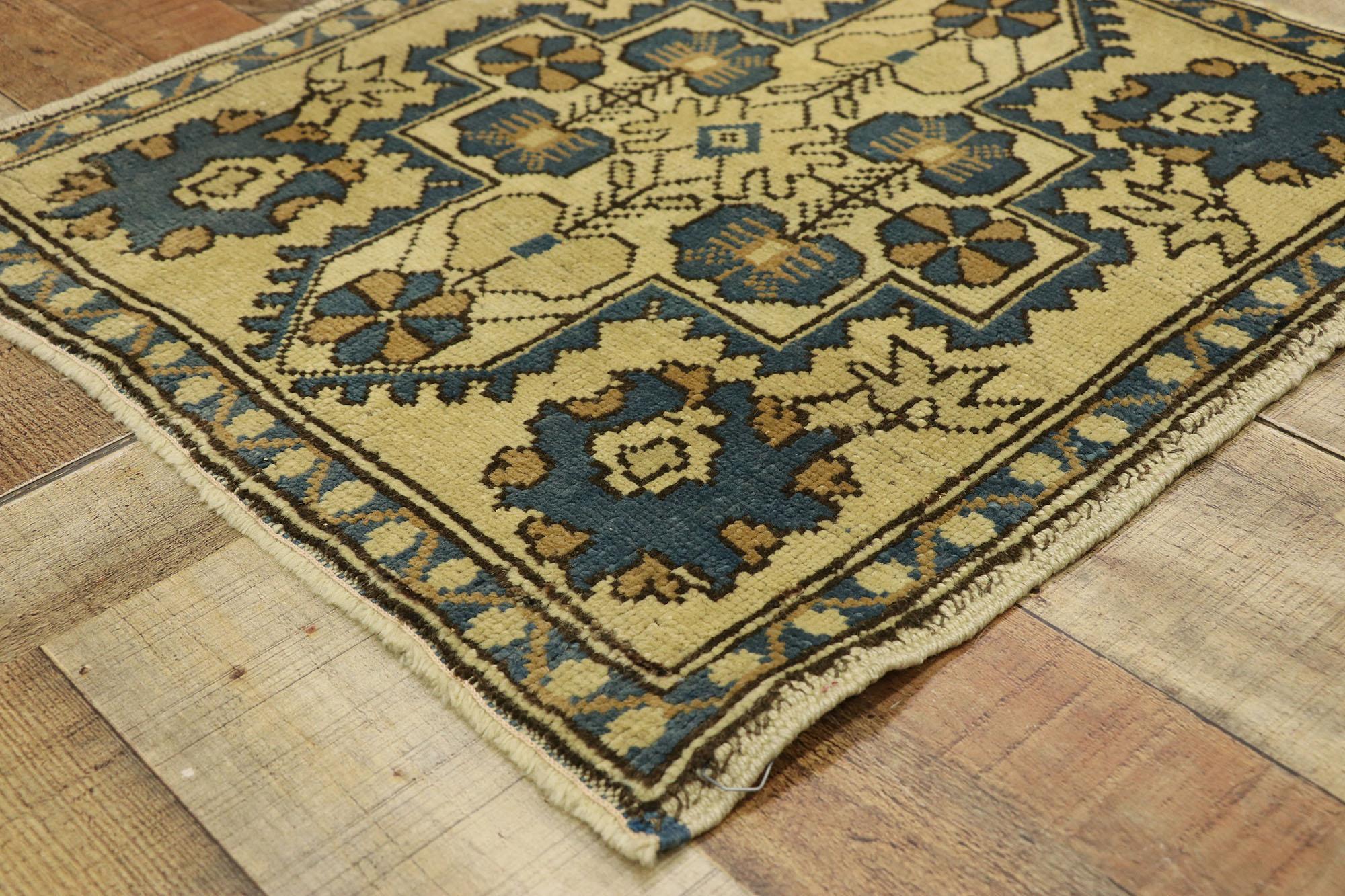 Quadratischer türkischer Oushak-Teppich im Vintage-Stil (Wolle) im Angebot