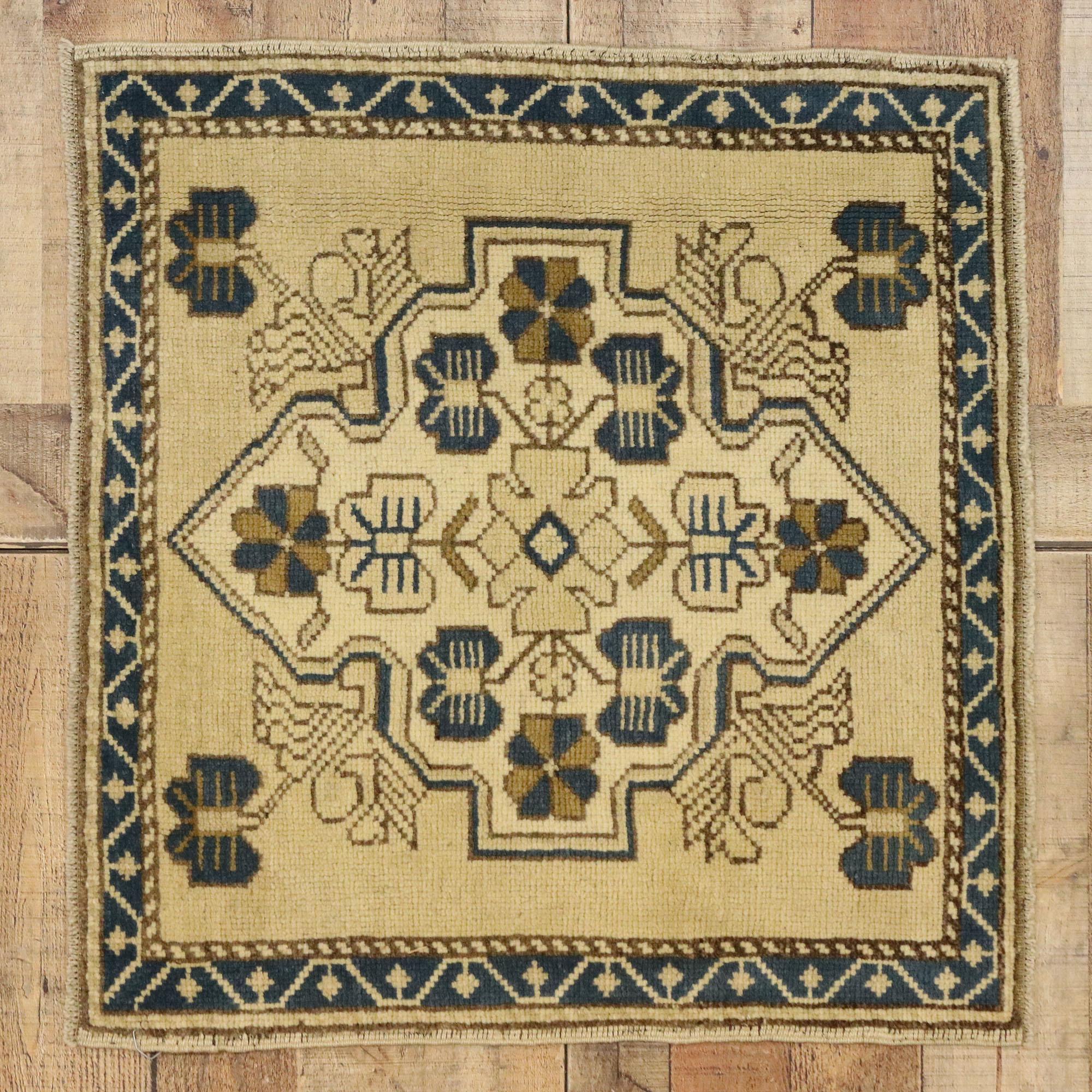 Quadratischer türkischer Oushak-Teppich im Vintage-Stil im Angebot 1