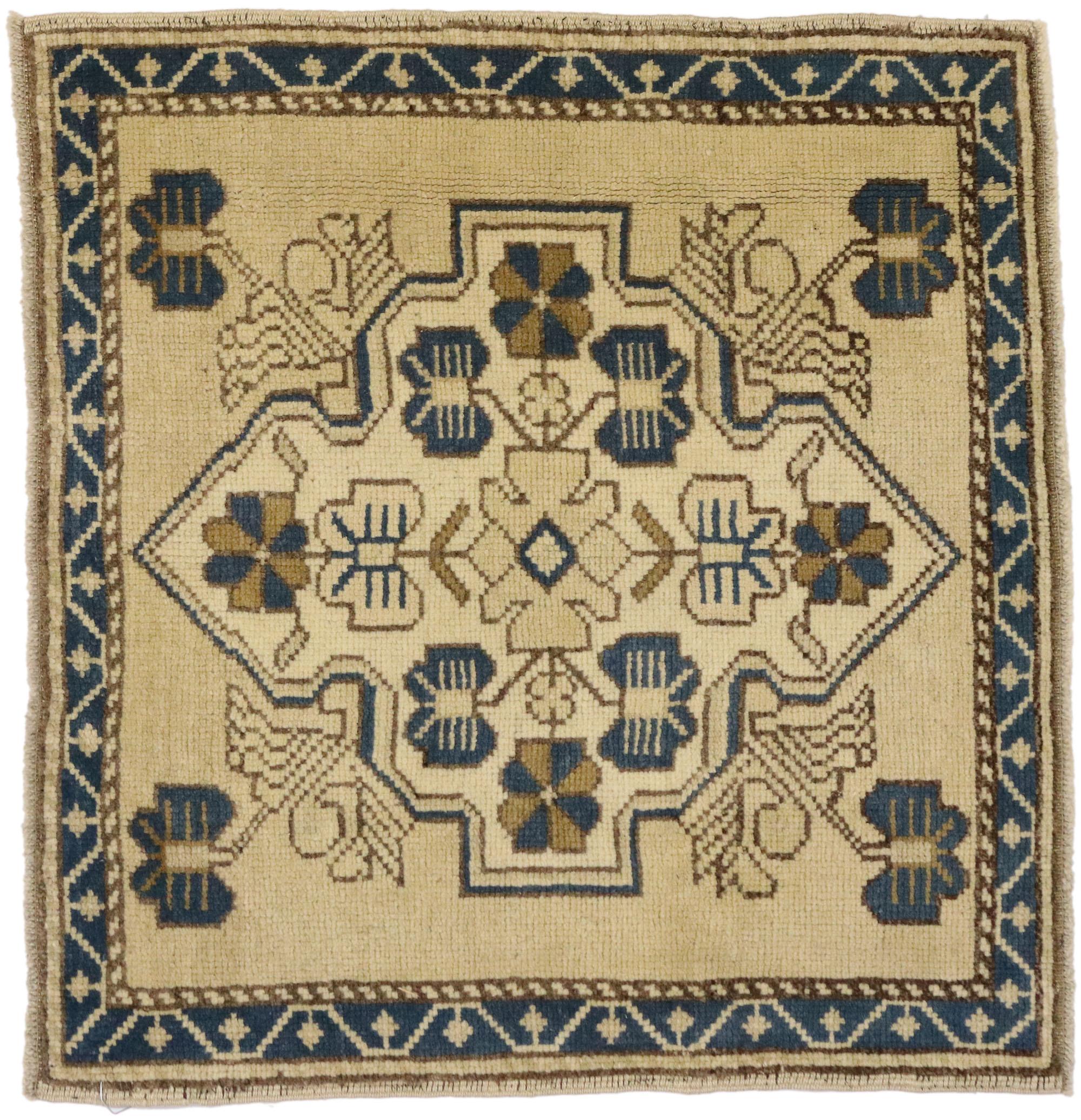 Quadratischer türkischer Oushak-Teppich im Vintage-Stil im Angebot 2