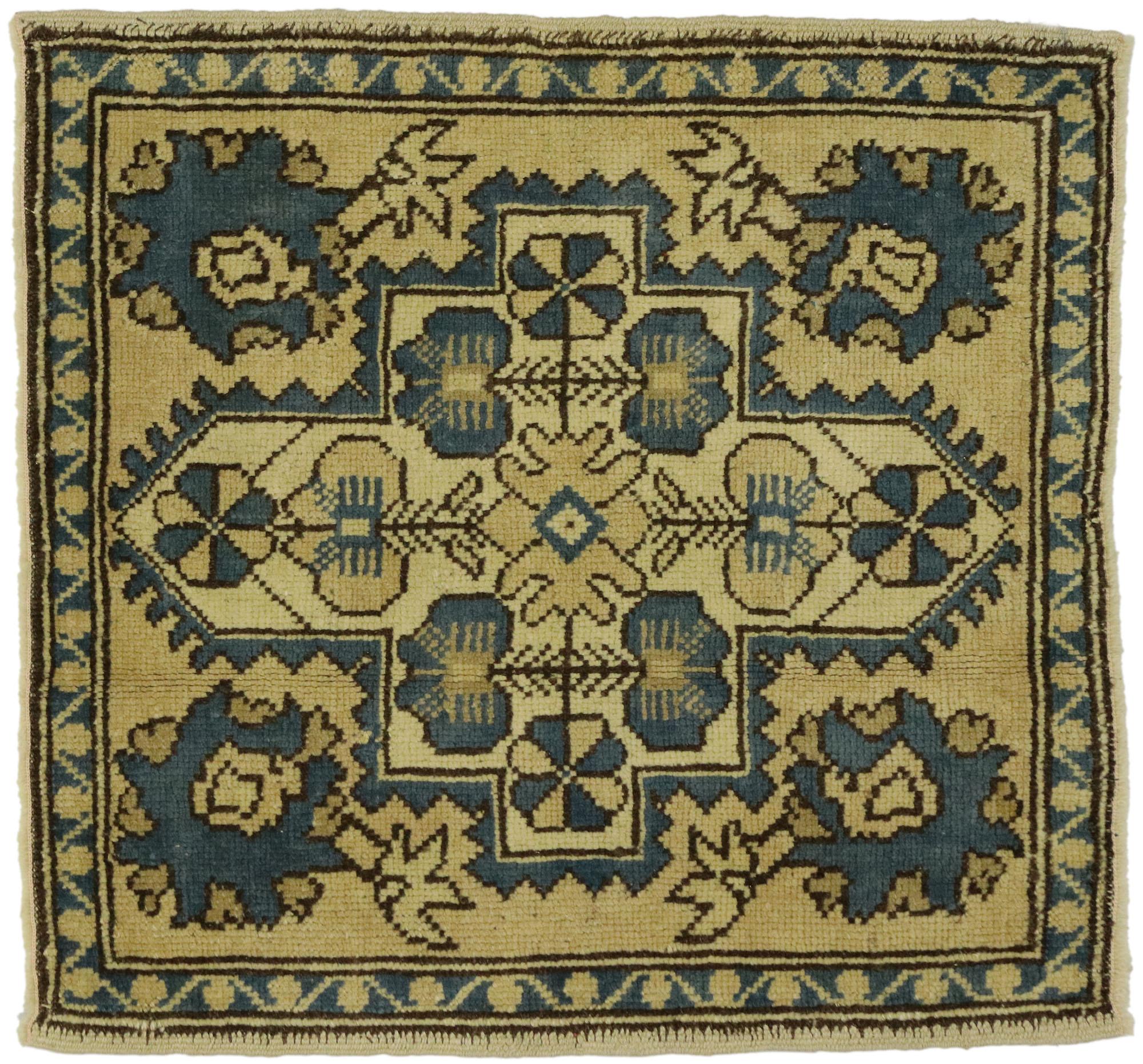 Quadratischer türkischer Oushak-Teppich im Vintage-Stil im Angebot 2