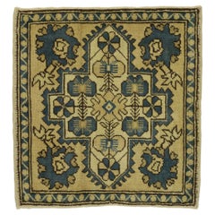 Quadratischer türkischer Oushak-Teppich im Vintage-Stil