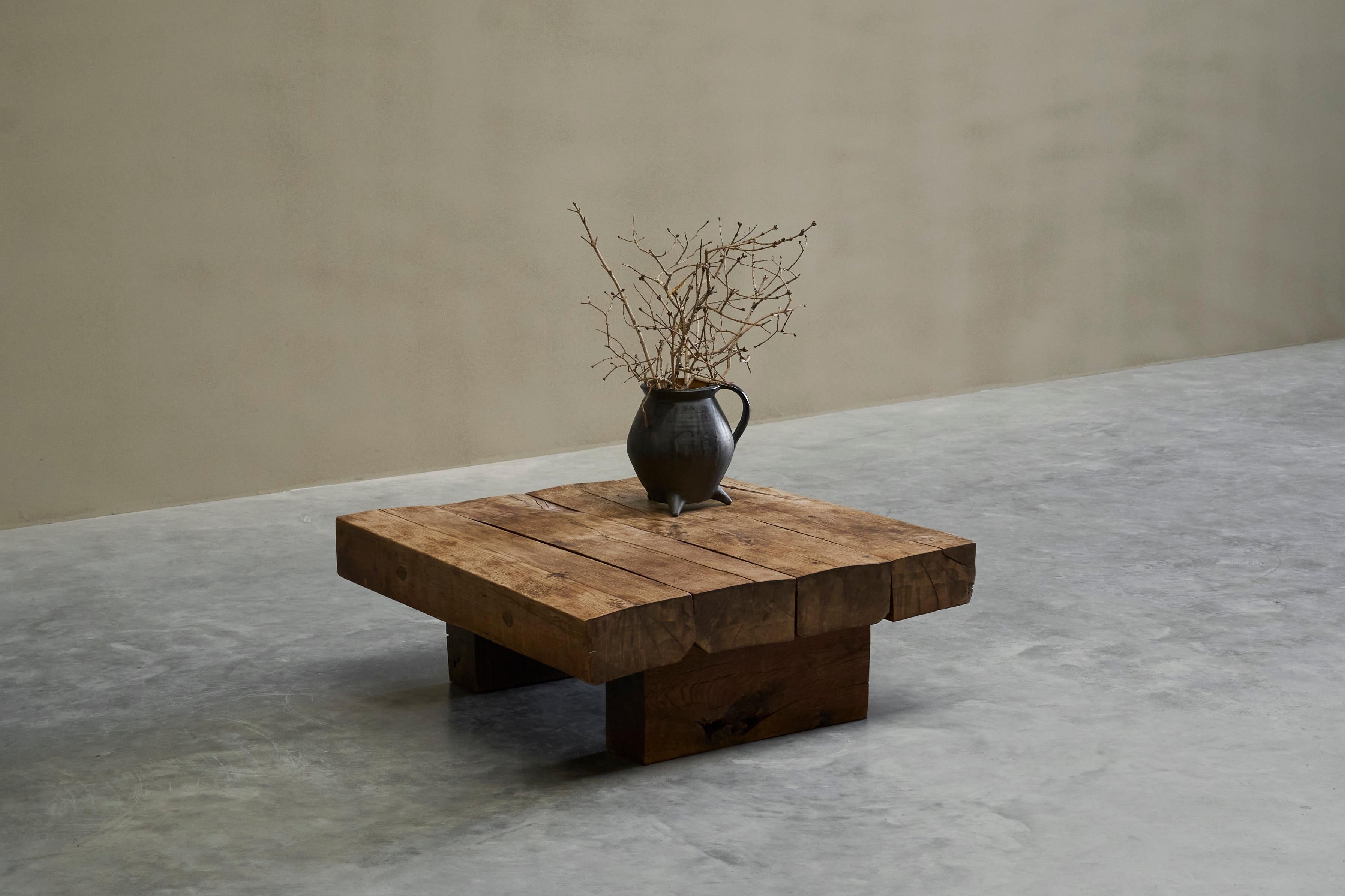 Table basse carrée de style Wabi Sabi en chêne massif Europe 1960s.

Très belle table basse carrée du milieu du siècle en chêne massif. Une apparence et une ambiance très naturelles / wabi sabi. Belles couleurs et grain de bois expressif. Fonctionne