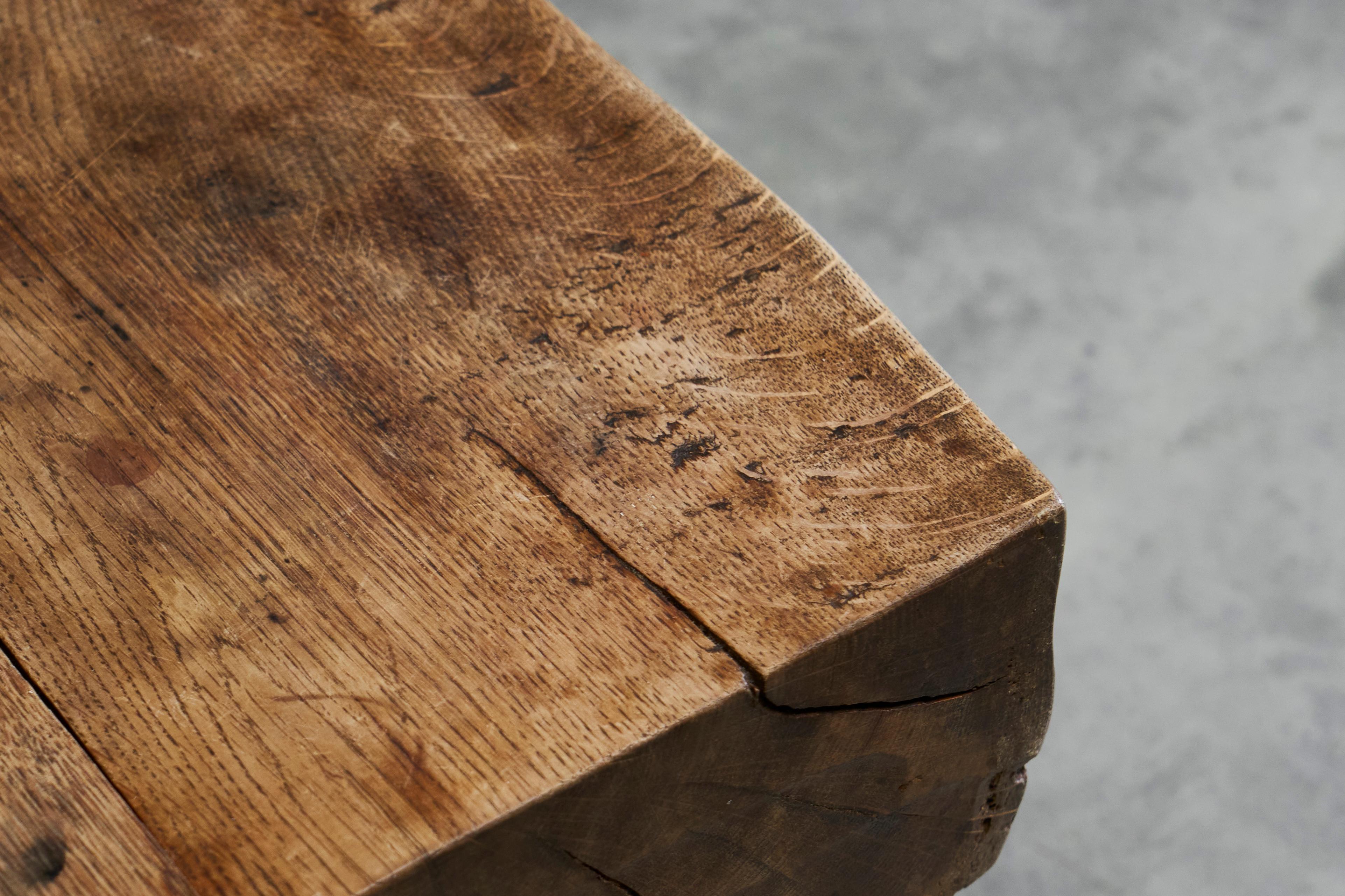 Table basse carrée de style Wabi Sabi en Oak Oak massif Europe 1960s Bon état - En vente à Meer, VAN