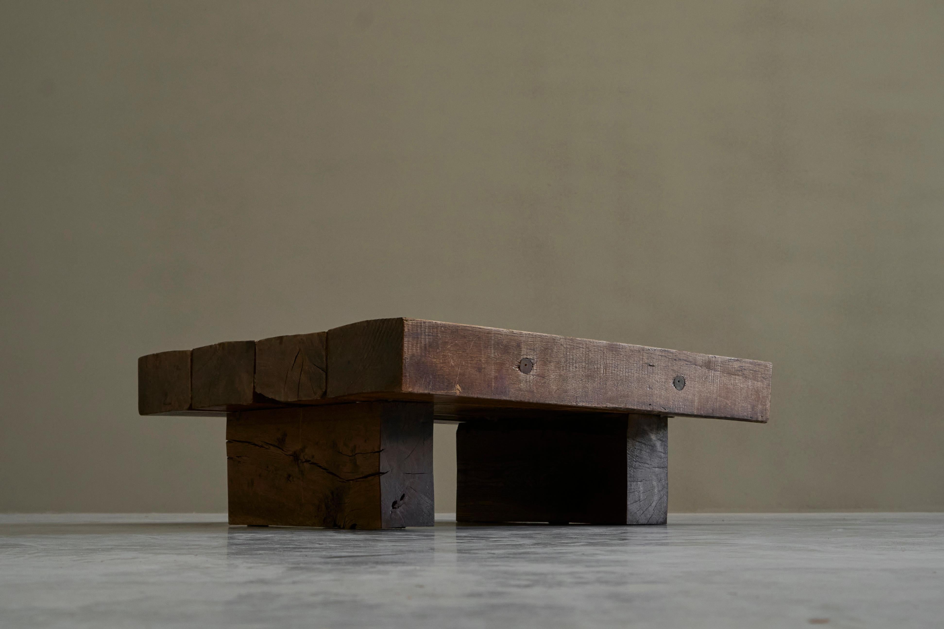 Chêne Table basse carrée de style Wabi Sabi en Oak Oak massif Europe 1960s en vente