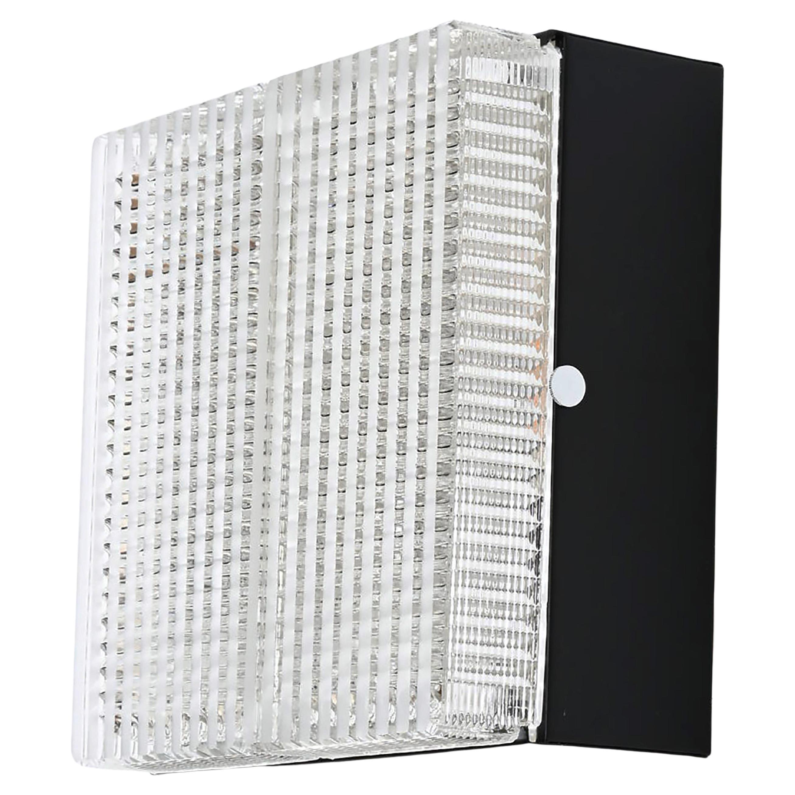 Cadre en acier peint équipé de deux ampoules E27 pour max. 100W chacune, recouvertes de deux éléments en verre pressé et raffiné du début des années 1970.
Il est possible d'assembler plusieurs pièces (voir les deux dernières photos),
jusqu'à 10