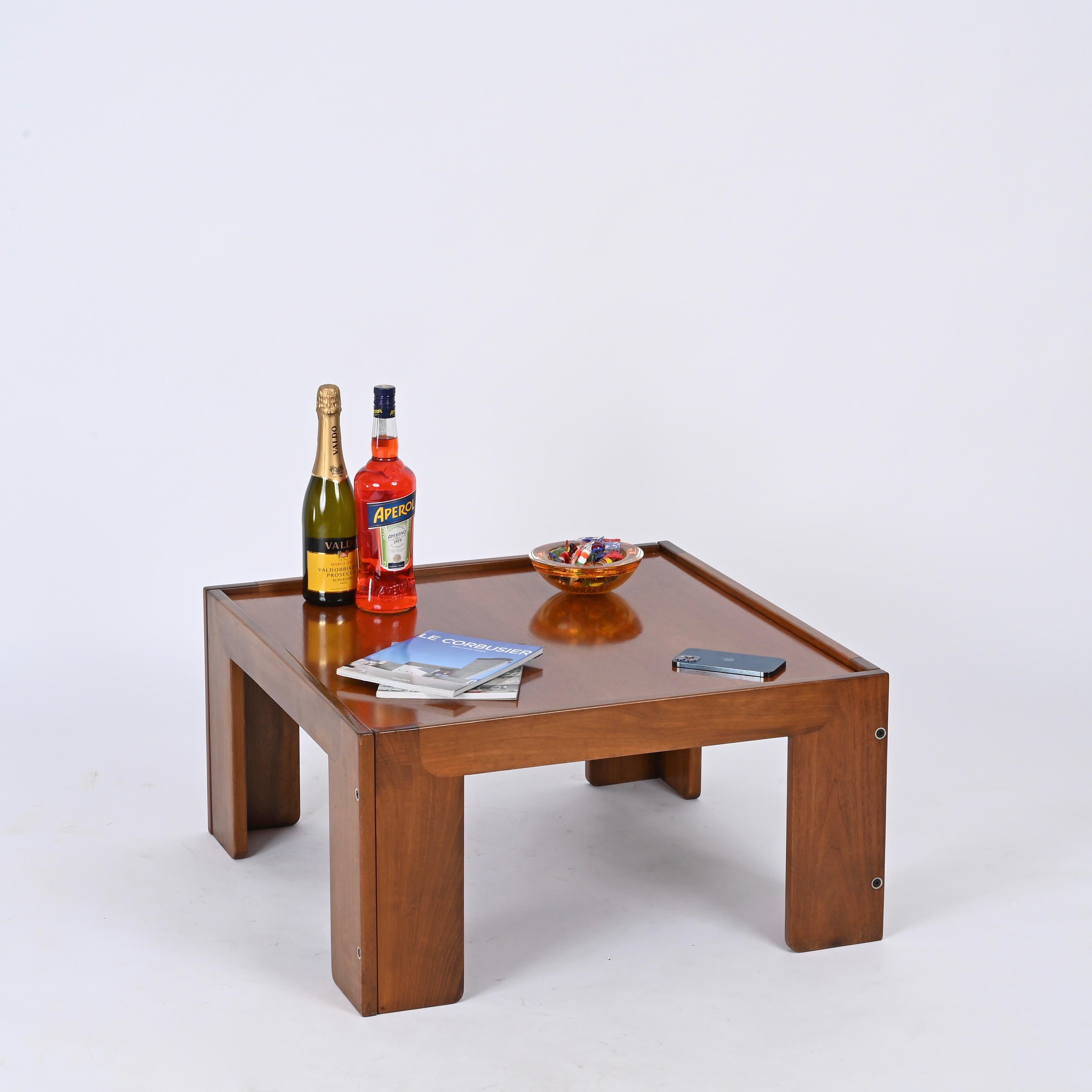Atemberaubender Mid-Century Couchtisch Modell 771 aus Walnussholz, entworfen von Afra und Tobia Scarpa und hergestellt von Cassina, in Italien in den 1960er Jahren. Der Tisch ist auf der Innenseite eines der Beine signiert. 

Dieser ikonische